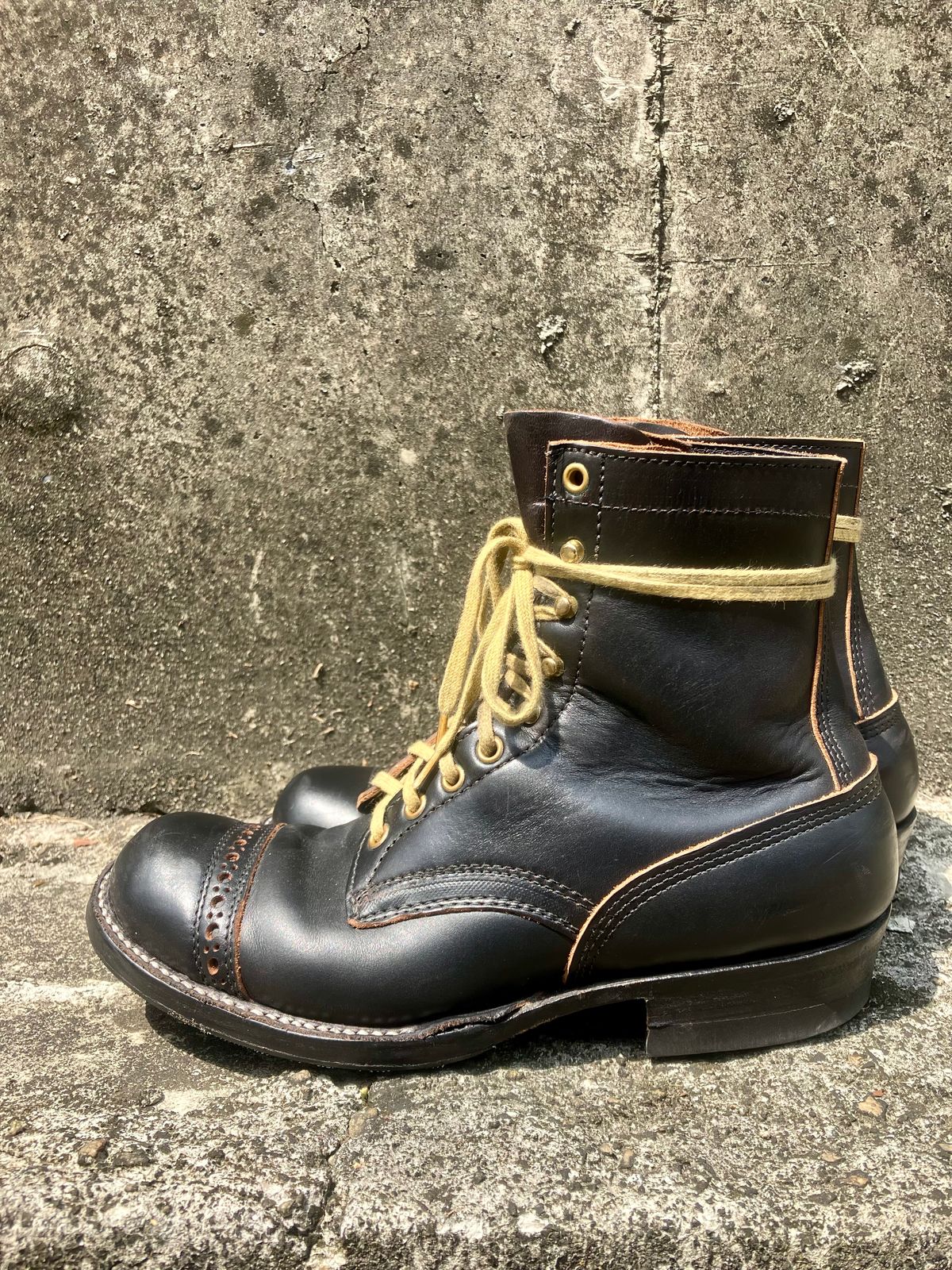 Photo by ceekayyeo on April 4, 2024 of the White's Bounty Hunter in Horween Black Chromexcel Horsehide.