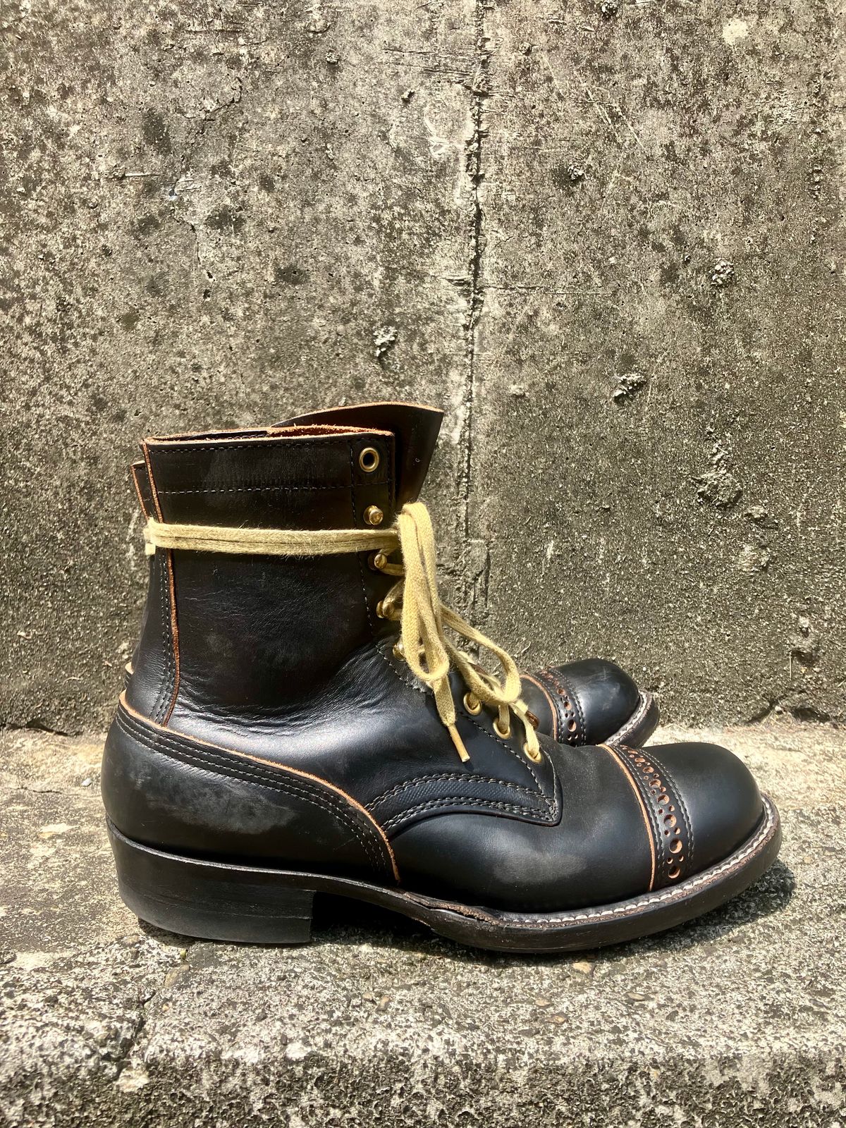 Photo by ceekayyeo on April 4, 2024 of the White's Bounty Hunter in Horween Black Chromexcel Horsehide.