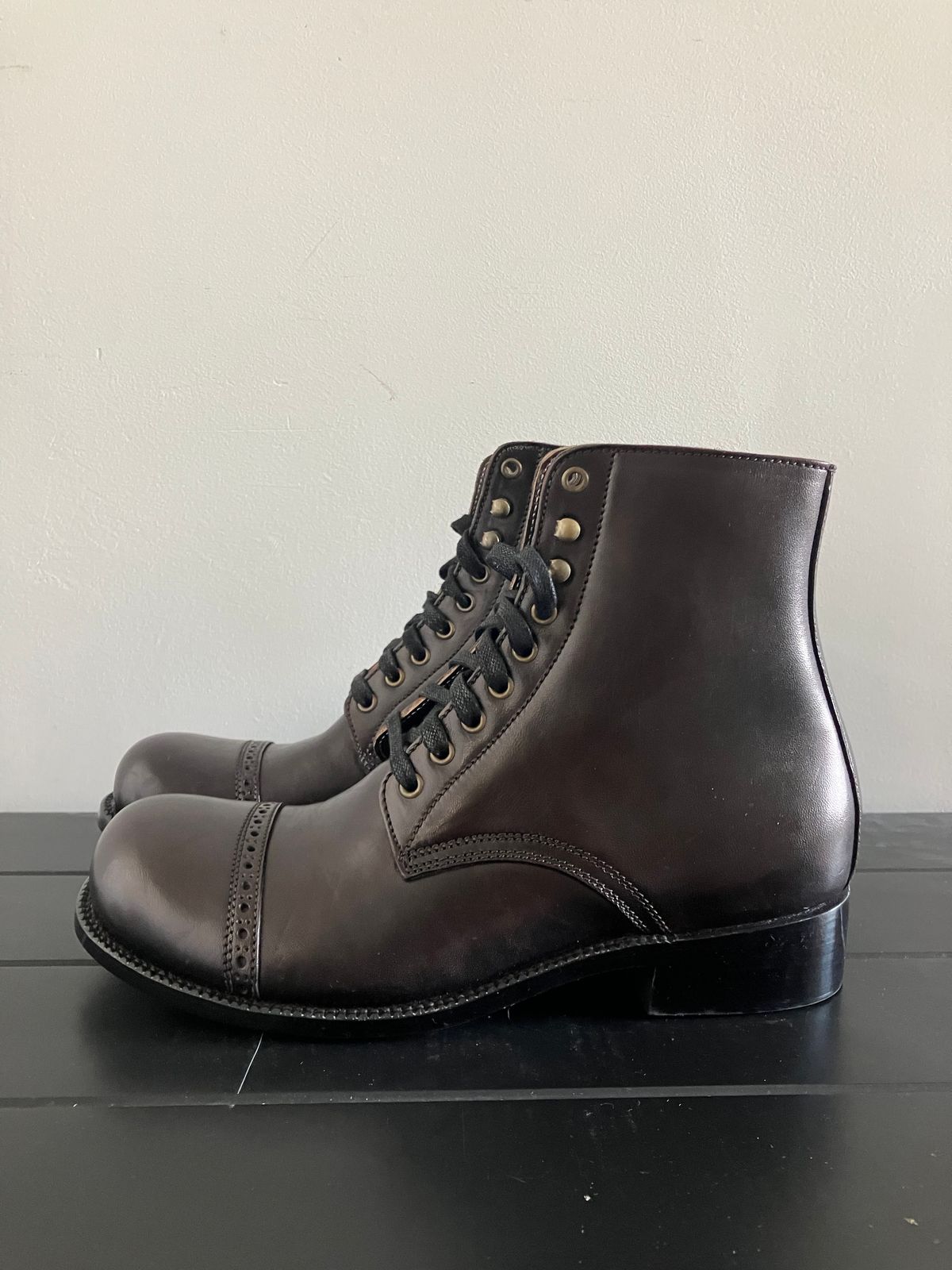 Photo by ceekayyeo on November 3, 2024 of the Kiattoko Handmade The Munson in Maryam Brown Vacchetta Horsebutt Overdye Black.