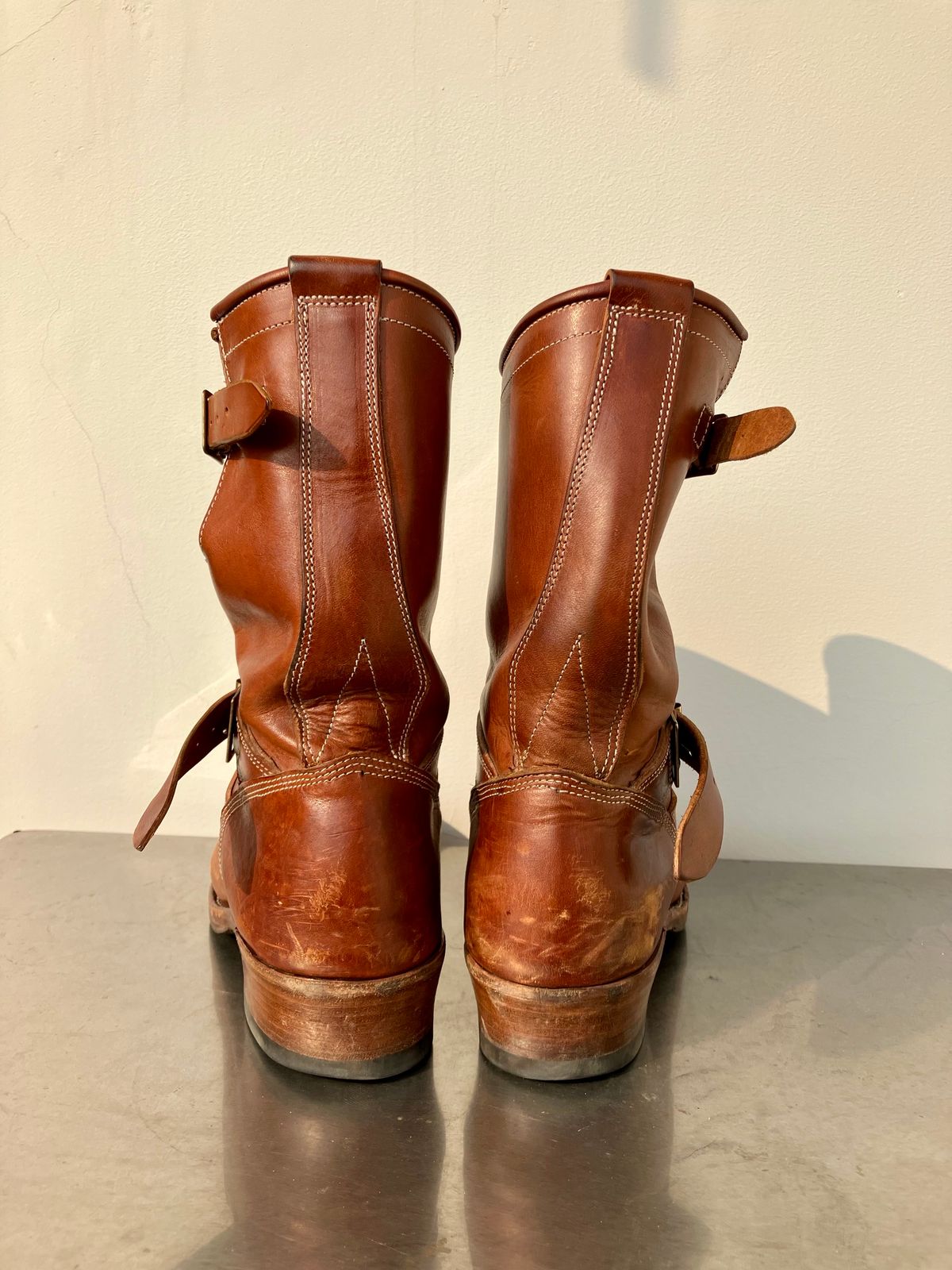 Photo by ceekayyeo on February 1, 2024 of the Raland Bootmaker Engineer Boot in Tarnsjo Garveri Vegetable Tanned Horsehide.