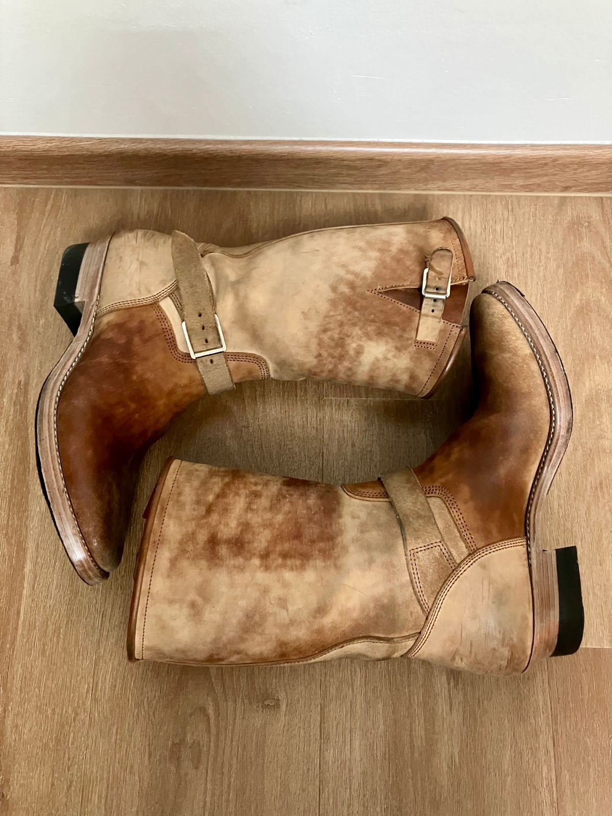 Photo by ceekayyeo on January 3, 2025 of the Kiattoko Handmade El Tippo in Italian Natural Crust Horsebutt.