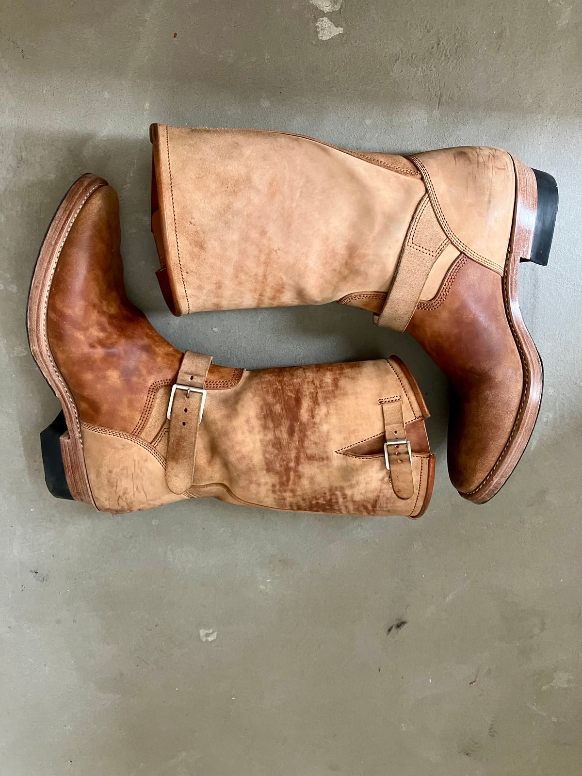 Photo by ceekayyeo on March 3, 2025 of the Kiattoko Handmade El Tippo in Italian Natural Crust Horsebutt.