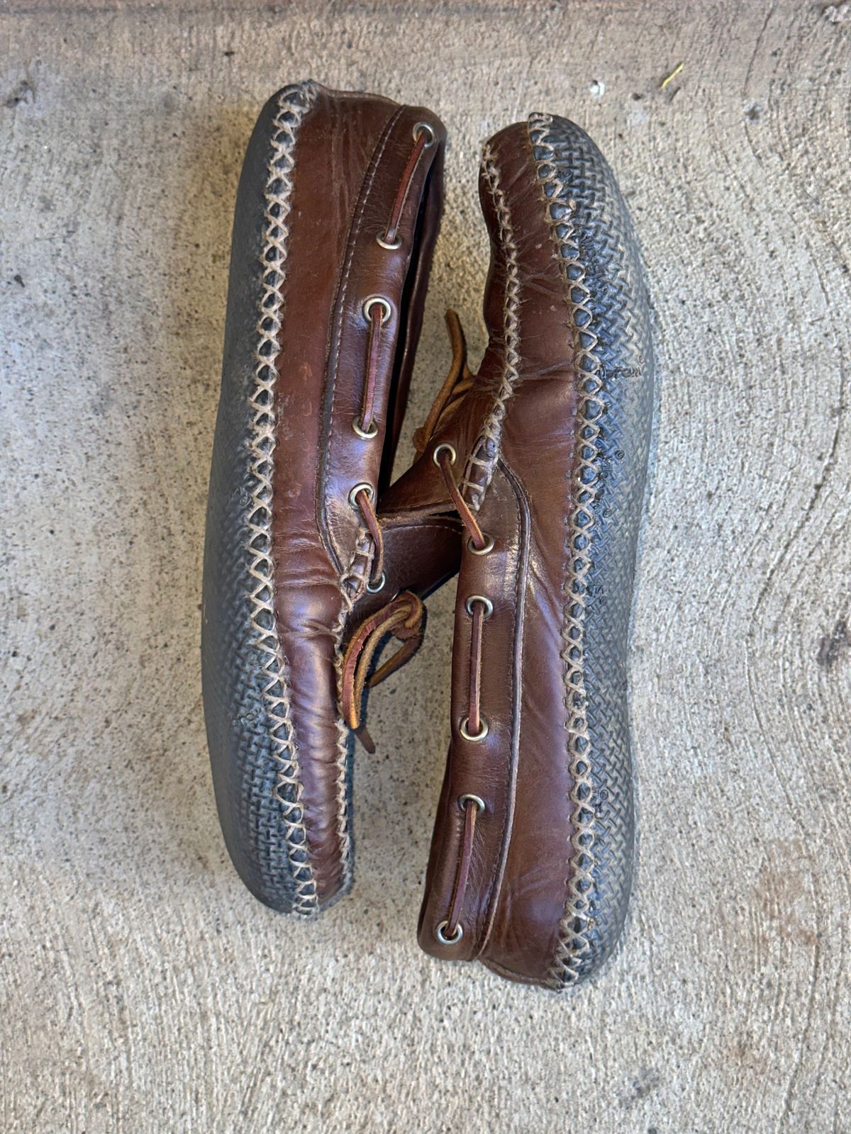 Photo by Frontinstein on March 1, 2023 of the Quoddy Canoe Moc II in Horween Olive Chromexcel.