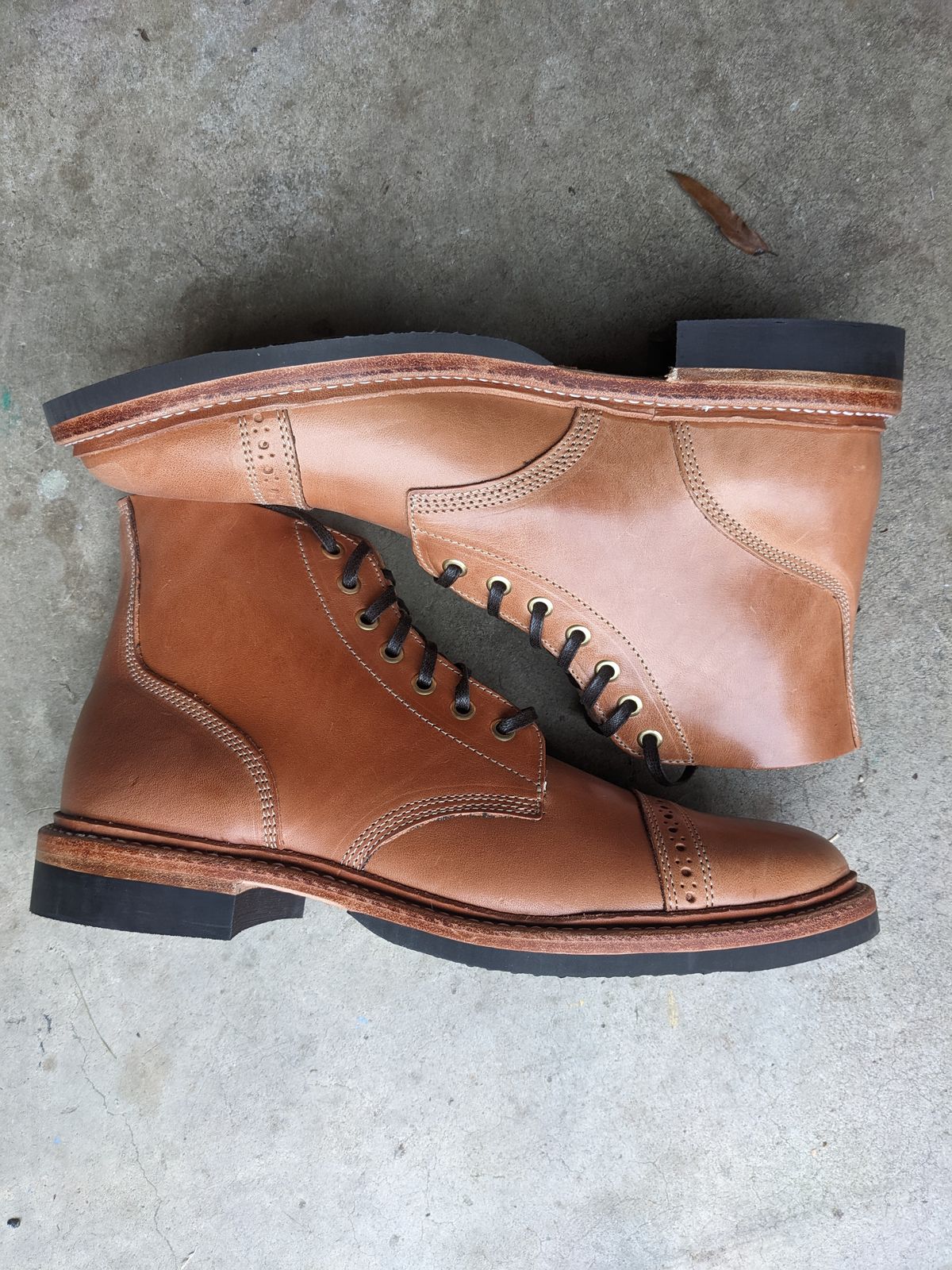 Photo by boot.on.stump on October 1, 2022 of the Oak Street Bootmakers Field Boot in Maryam Natural Horsebutt.