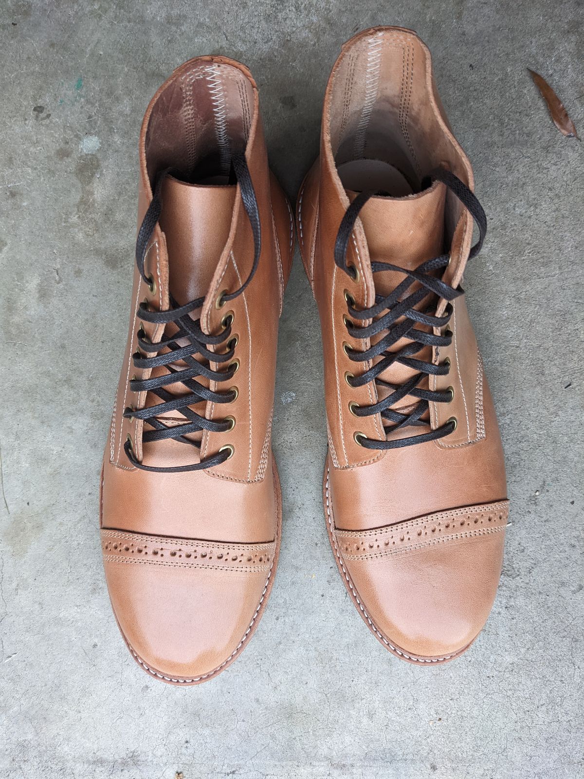 Photo by boot.on.stump on October 1, 2022 of the Oak Street Bootmakers Field Boot in Maryam Natural Horsebutt.