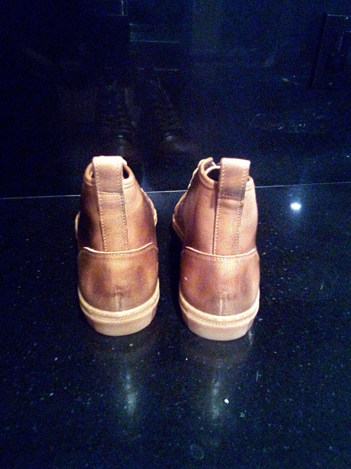 Photo by bars_grover23 on July 6, 2024 of the Goral Goral X Rose Anvil Smugs in Horween Natural Chromexcel.