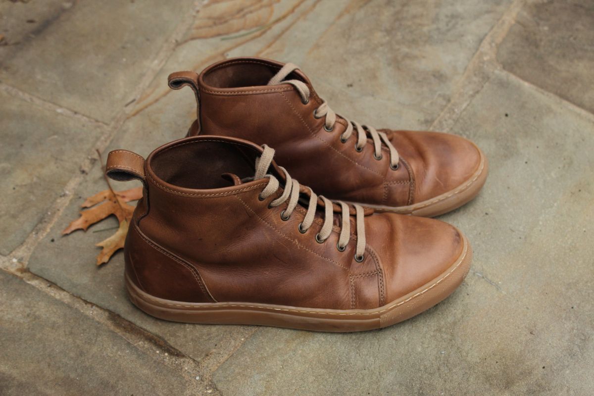 Photo by bars_grover23 on February 2, 2025 of the Goral Goral X Rose Anvil Smugs in Horween Natural Chromexcel.