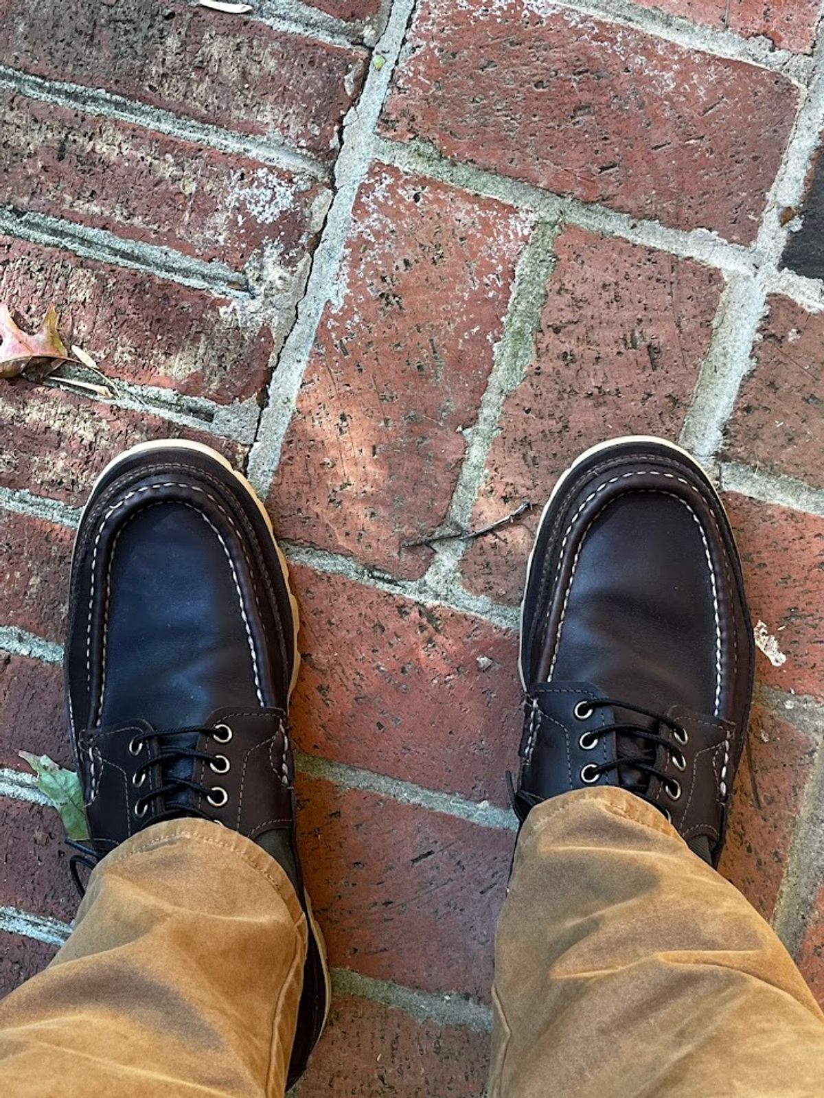 Photo by bars_grover23 on October 20, 2024 of the Russell Moccasin Co. Joe's PH in Weathered Oak Timberjack & Russell Moccasin - 18 oz olive cotton twill.