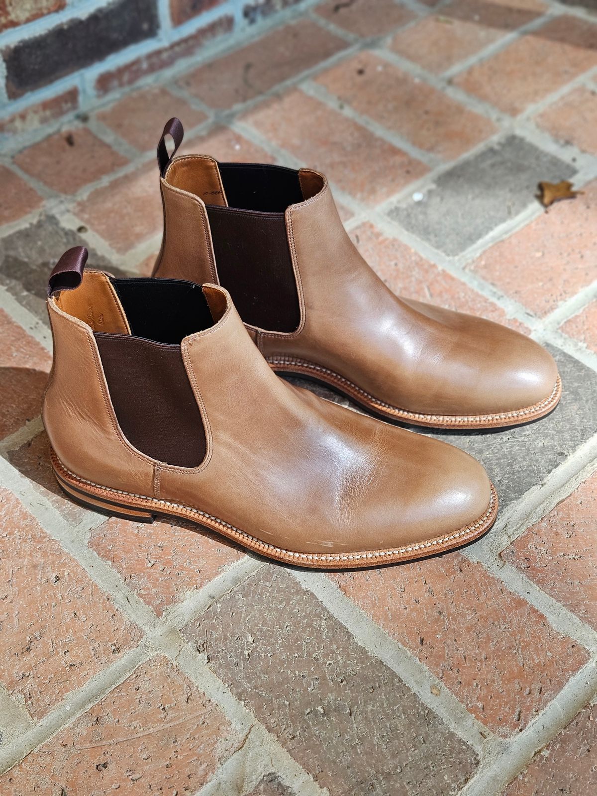 Photo by bars_grover23 on September 28, 2024 of the Grant Stone Chelsea Boot in Horween Natural Chromexcel.