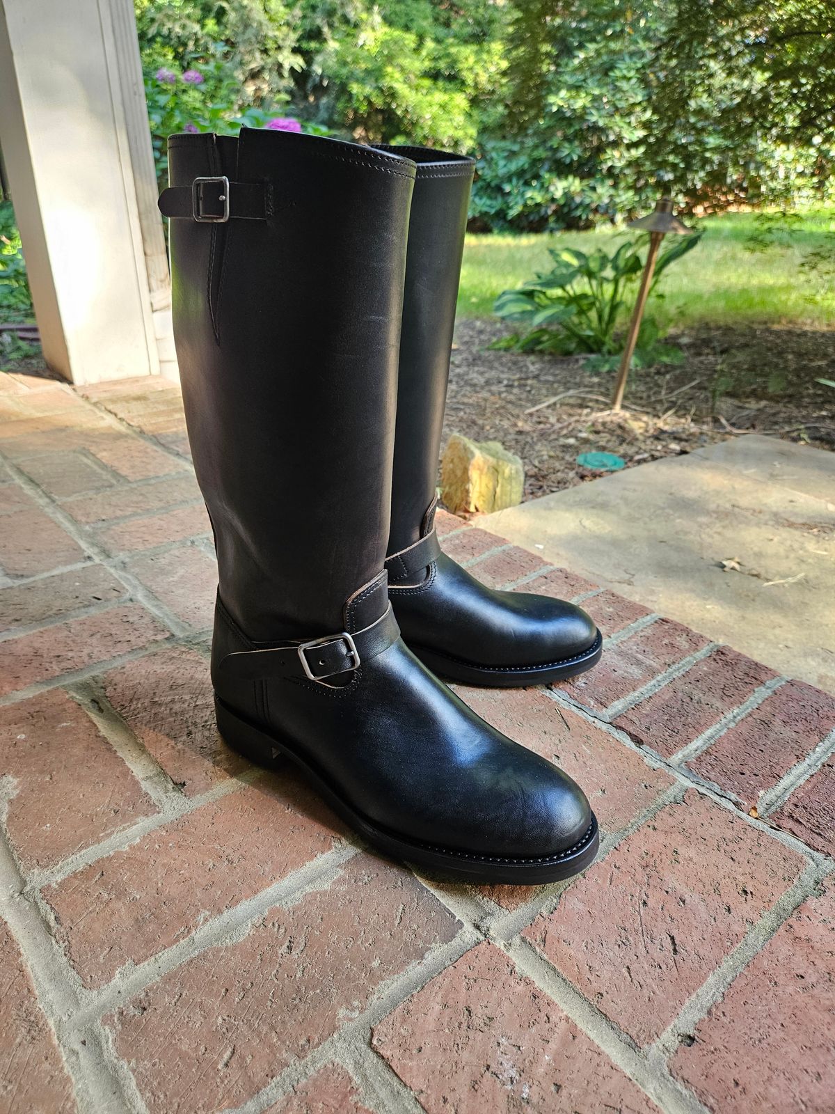 Photo by bars_grover23 on June 19, 2024 of the Black Sign Aviator Boots in Black Teacore Horsebutt.