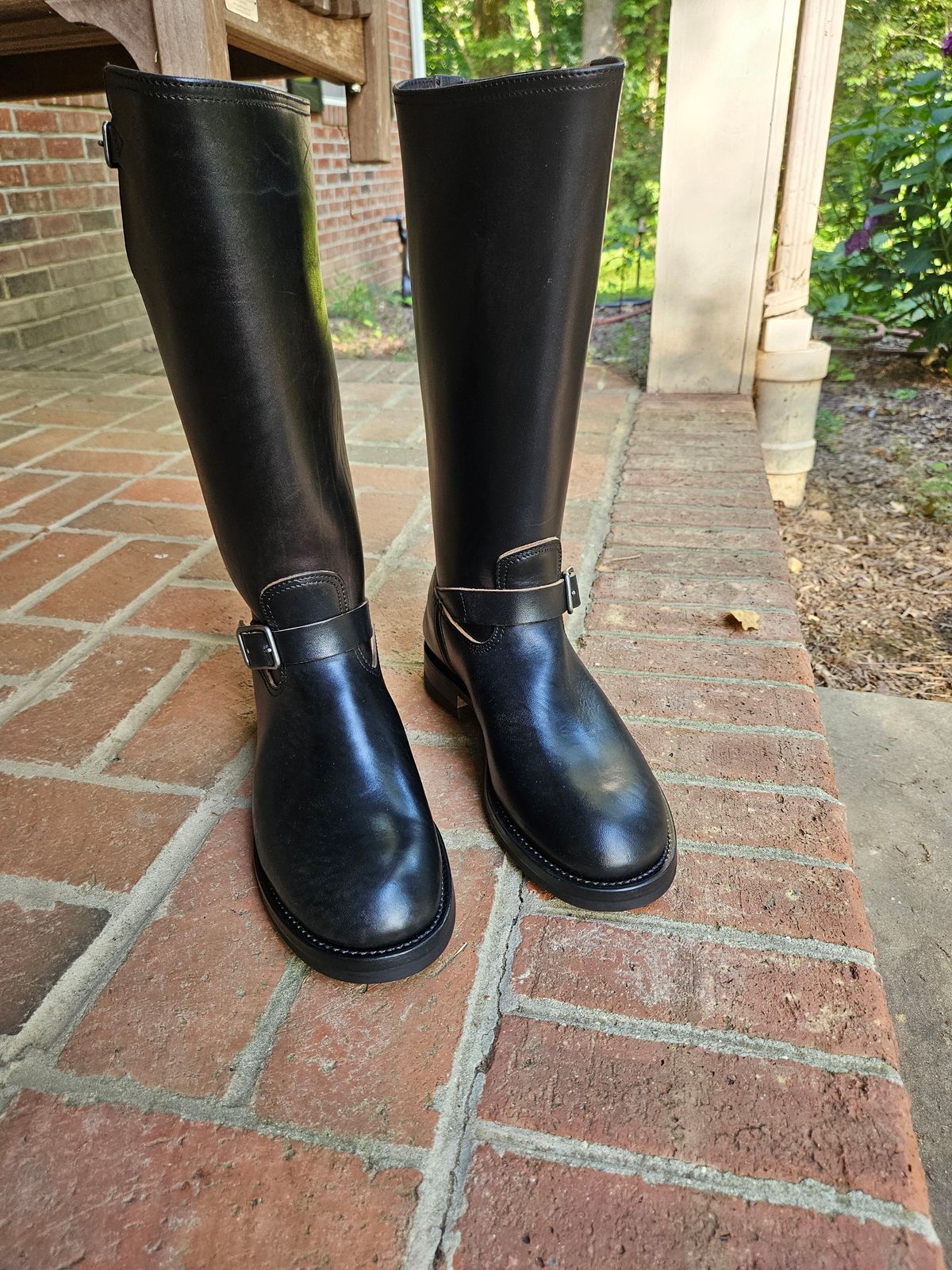 Photo by bars_grover23 on June 19, 2024 of the Black Sign Aviator Boots in Black Teacore Horsebutt.