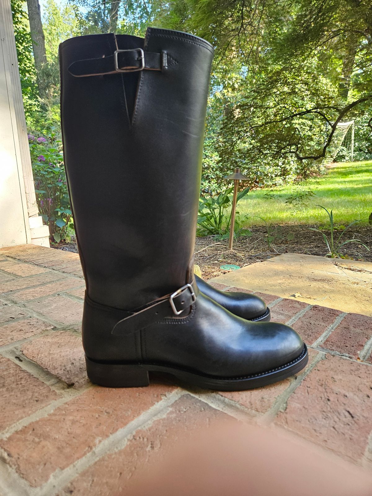 Photo by bars_grover23 on June 19, 2024 of the Black Sign Aviator Boots in Black Teacore Horsebutt.