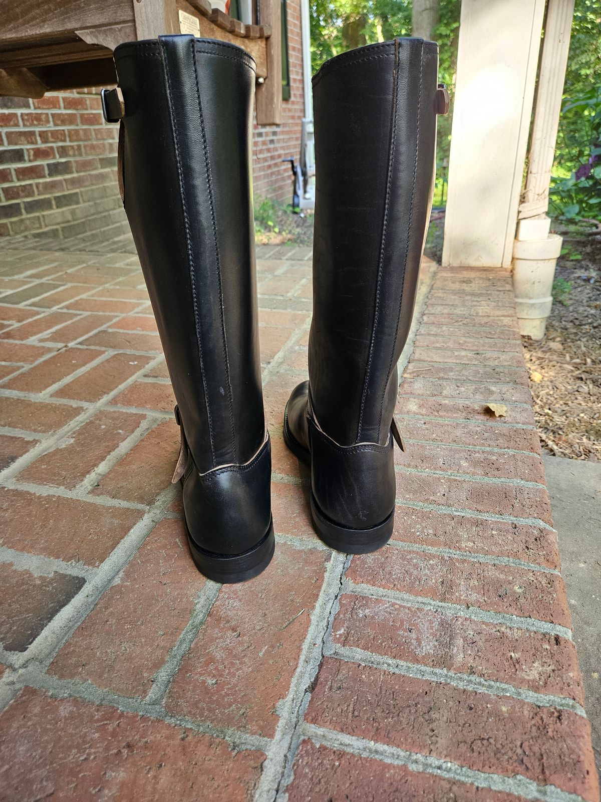 Photo by bars_grover23 on June 19, 2024 of the Black Sign Aviator Boots in Black Teacore Horsebutt.