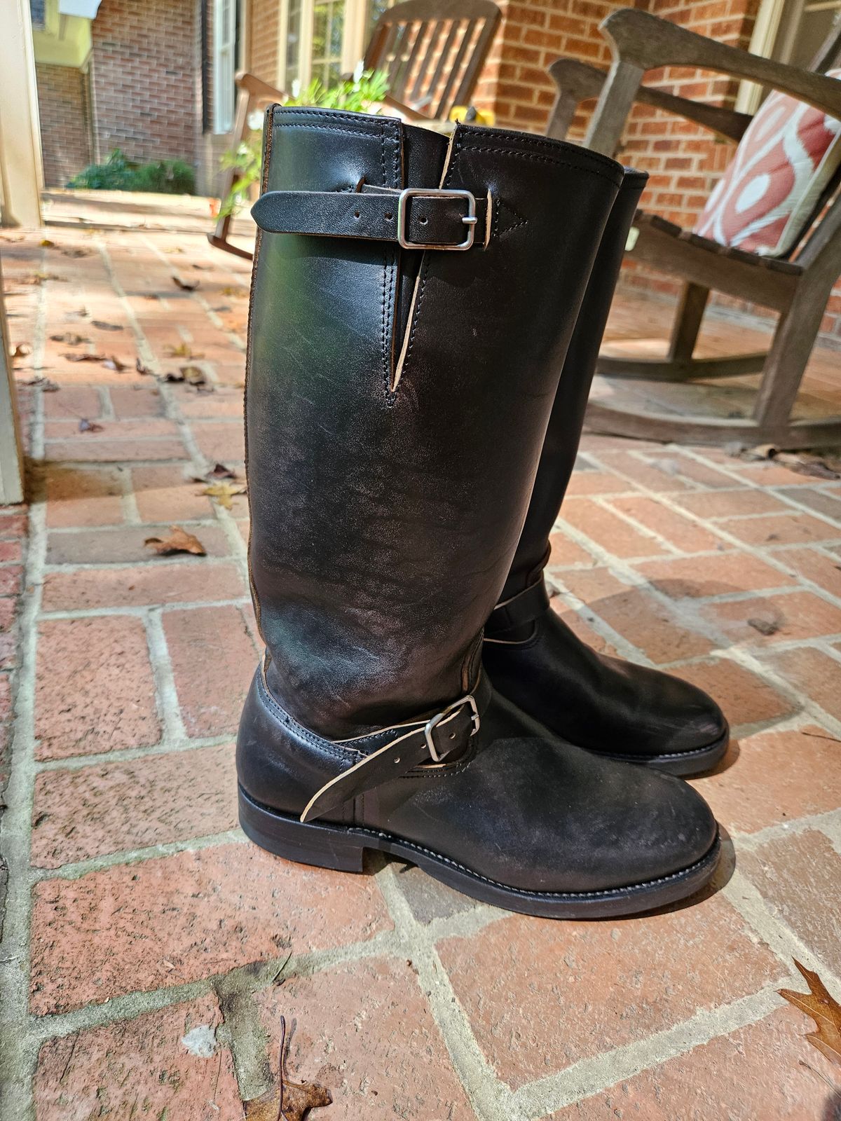 Photo by bars_grover23 on September 28, 2024 of the Black Sign Aviator Boots in Black Teacore Horsebutt.