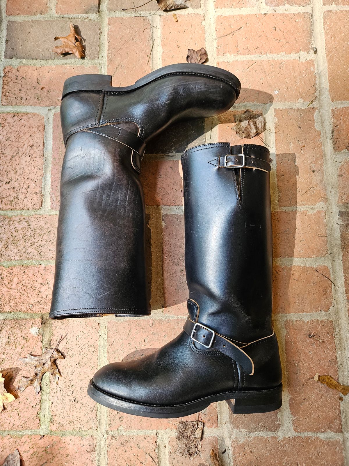 Photo by bars_grover23 on September 28, 2024 of the Black Sign Aviator Boots in Black Teacore Horsebutt.