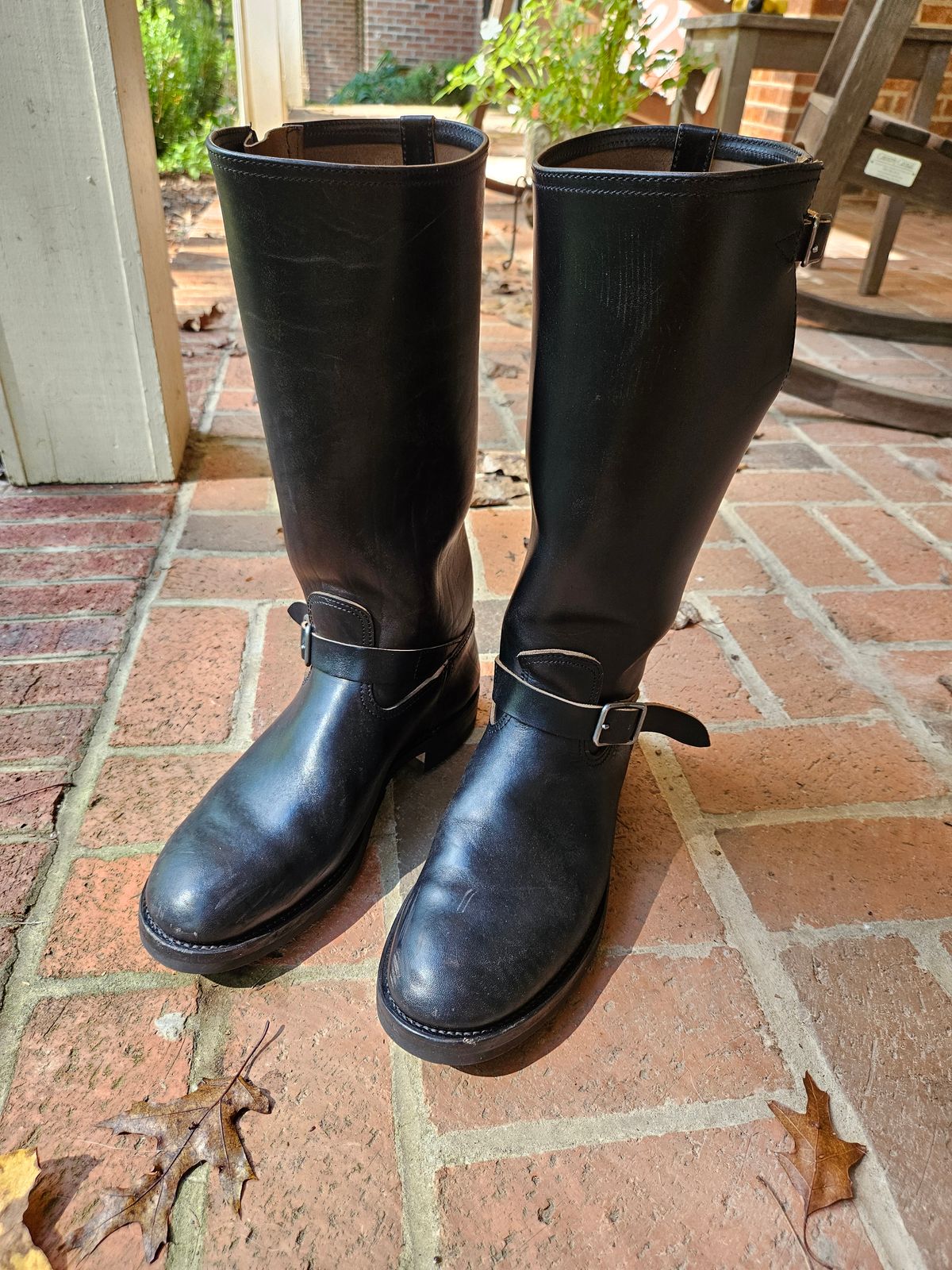 Photo by bars_grover23 on September 28, 2024 of the Black Sign Aviator Boots in Black Teacore Horsebutt.