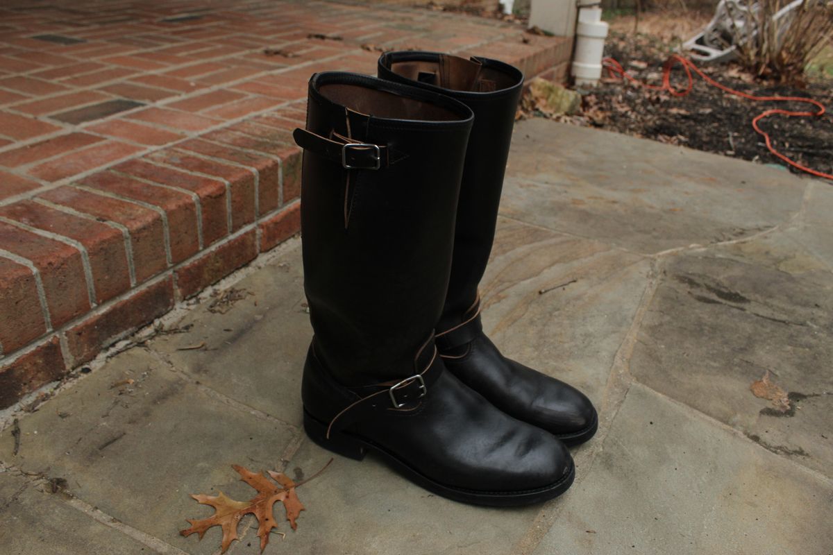 Photo by bars_grover23 on February 2, 2025 of the Black Sign Aviator Boots in Black Teacore Horsebutt.