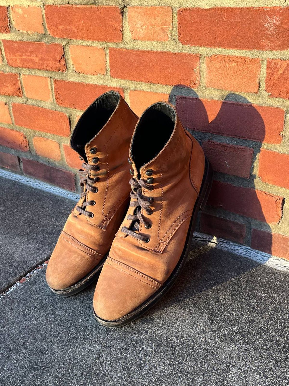 Photo by bars_grover23 on December 5, 2022 of the Thursday Captain in Terracotta Full Grain.