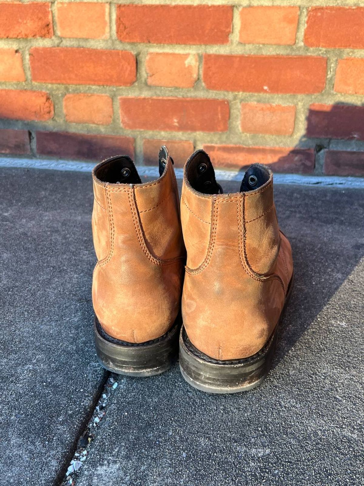 Photo by bars_grover23 on December 5, 2022 of the Thursday Captain in Terracotta Full Grain.
