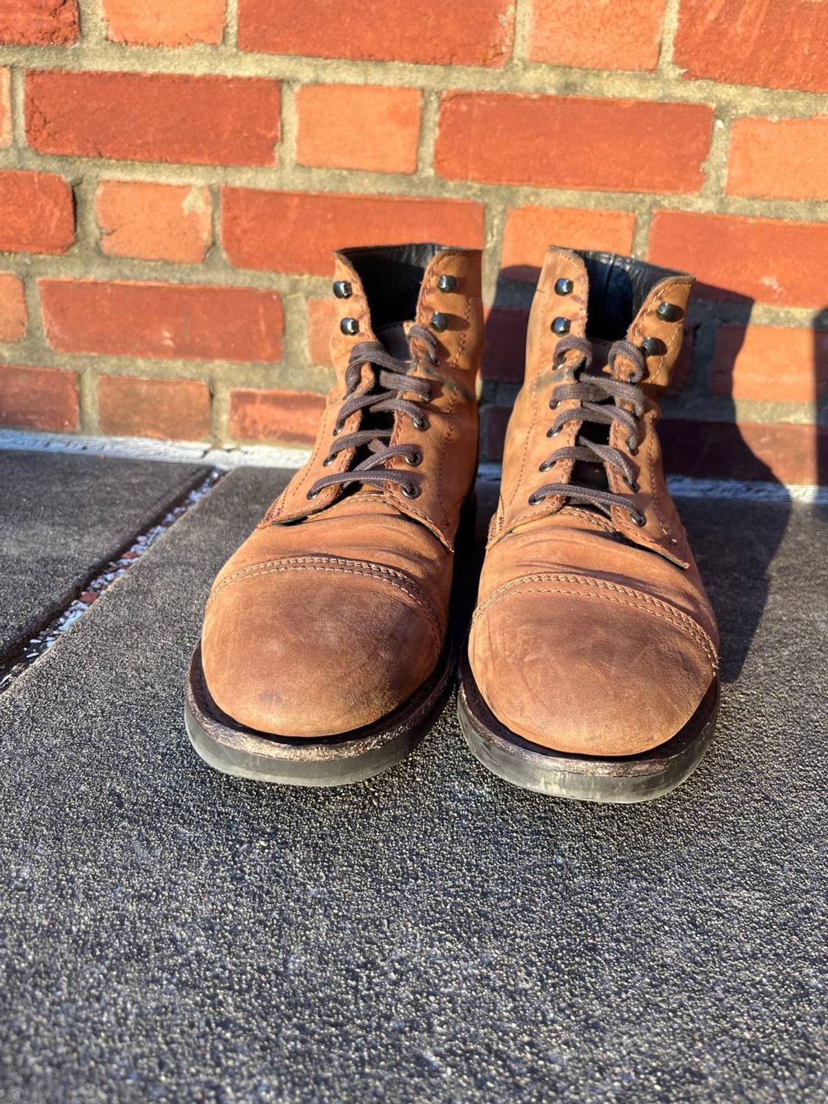 Photo by bars_grover23 on December 5, 2022 of the Thursday Captain in Terracotta Full Grain.