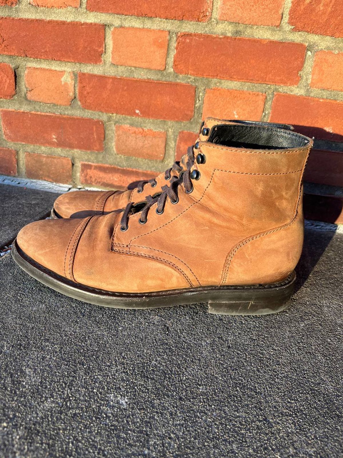 Photo by bars_grover23 on December 5, 2022 of the Thursday Captain in Terracotta Full Grain.