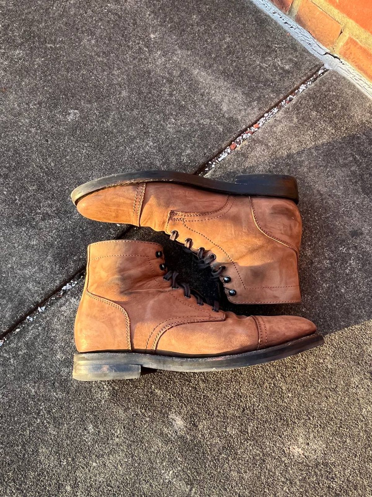 Photo by bars_grover23 on December 5, 2022 of the Thursday Captain in Terracotta Full Grain.
