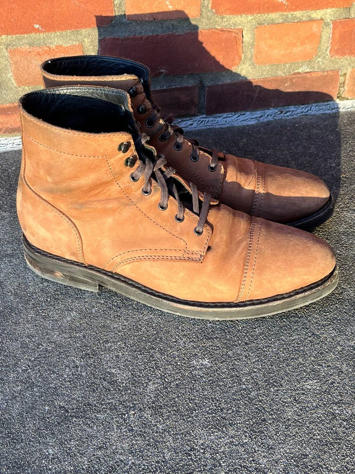 Photo by bars_grover23 on December 5, 2022 of the Thursday Captain in Terracotta Full Grain.