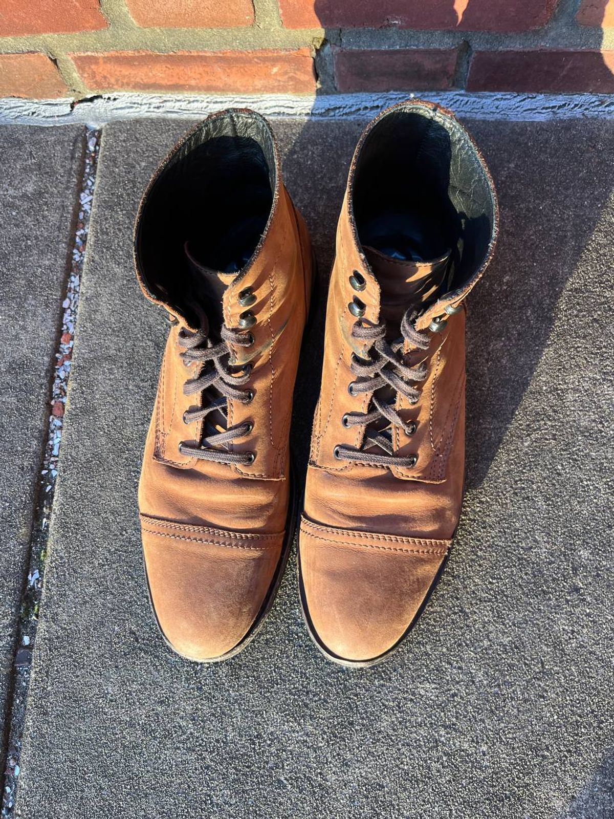 Photo by bars_grover23 on December 5, 2022 of the Thursday Captain in Terracotta Full Grain.