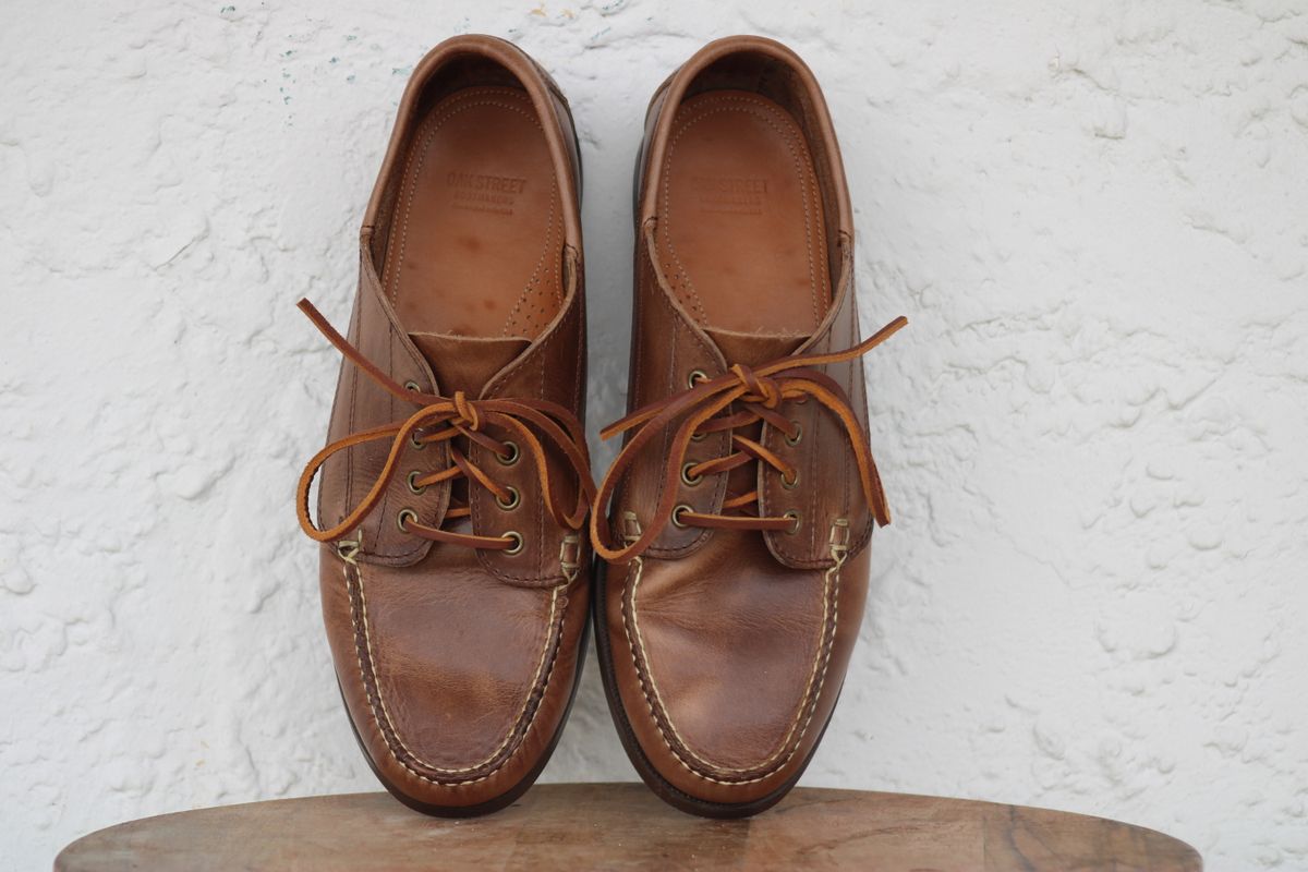 Photo by dandandan on March 31, 2024 of the Oak Street Bootmakers Trail Oxford in Horween Natural Chromexcel.