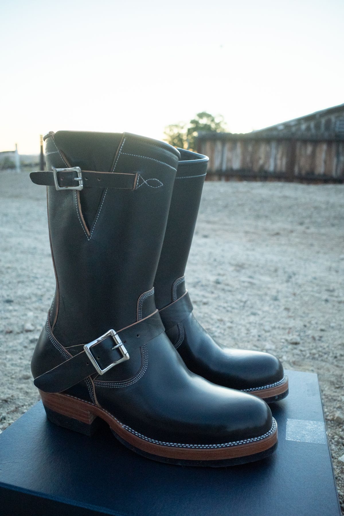 Photo by CoolGuy on November 9, 2023 of the Prof Barnets Bulky Neocliffwood Engineer Boots in Maryam Black Teacore TPR Horsebutt.