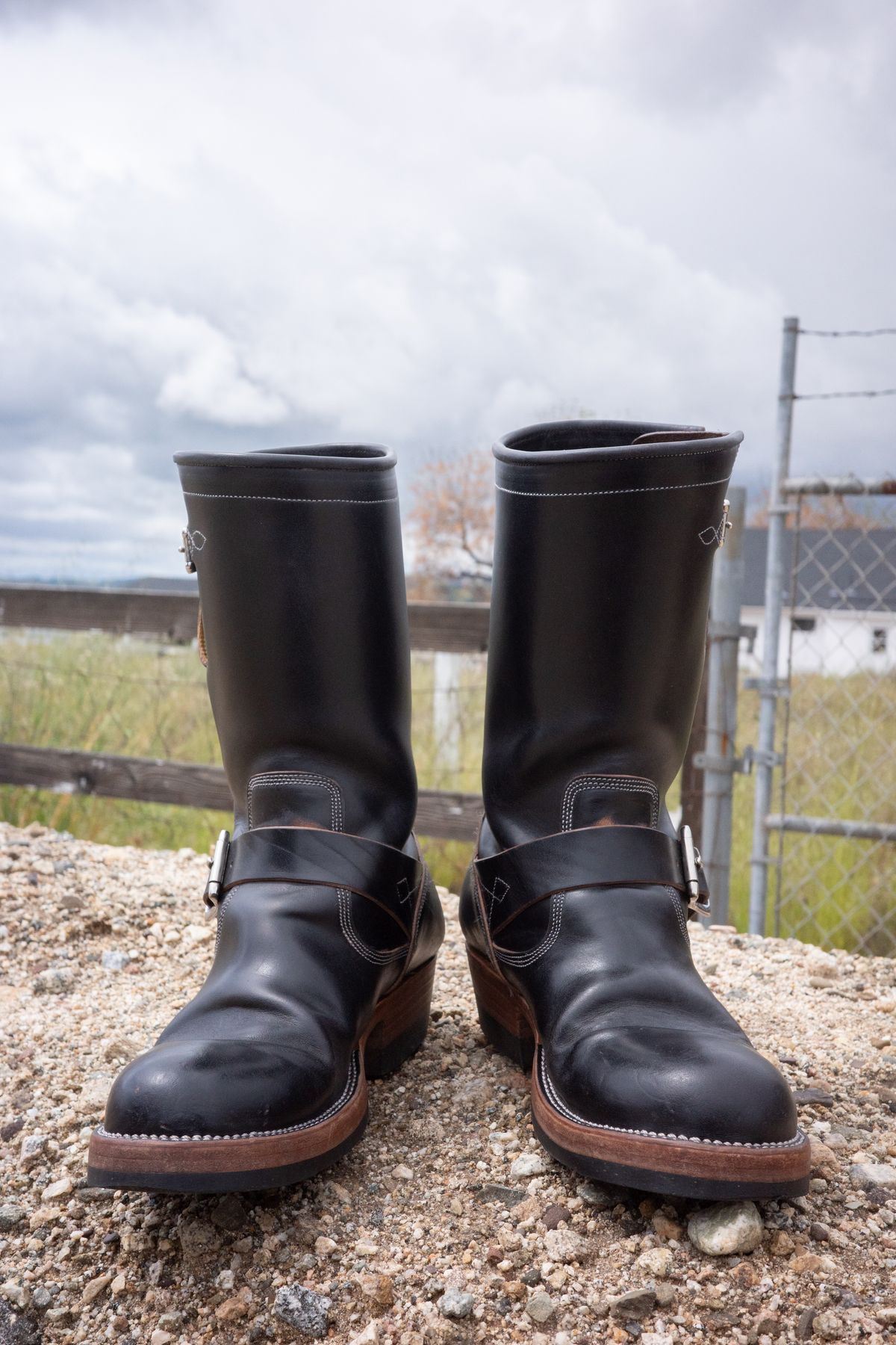 Photo by CoolGuy on April 5, 2024 of the Prof Barnets Bulky Neocliffwood Engineer Boots in Maryam Black Teacore TPR Horsebutt.