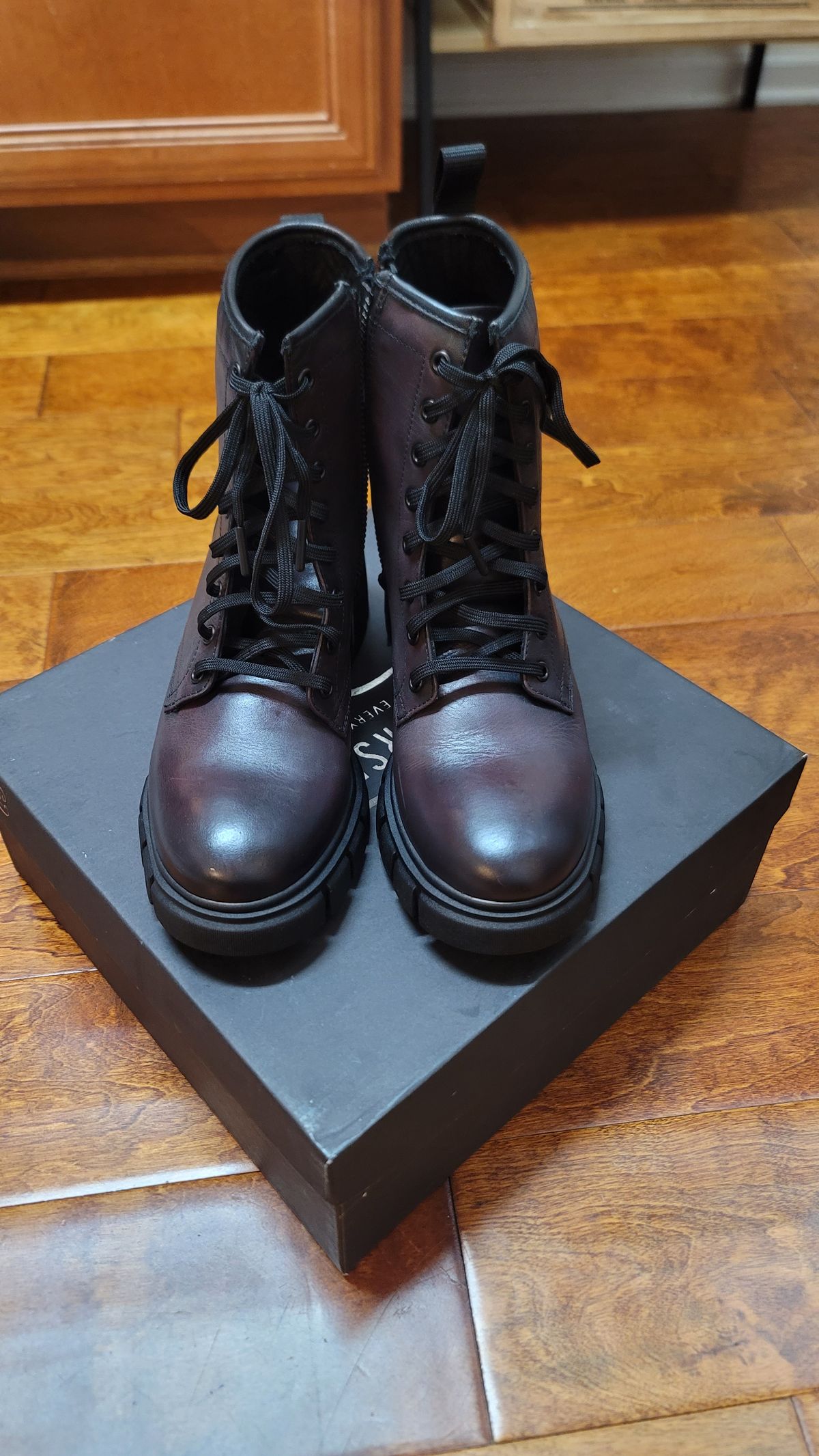 Photo by SIDO on October 2, 2023 of the Thursday Coda in Black Cherry Hand-Finished Full Grain.
