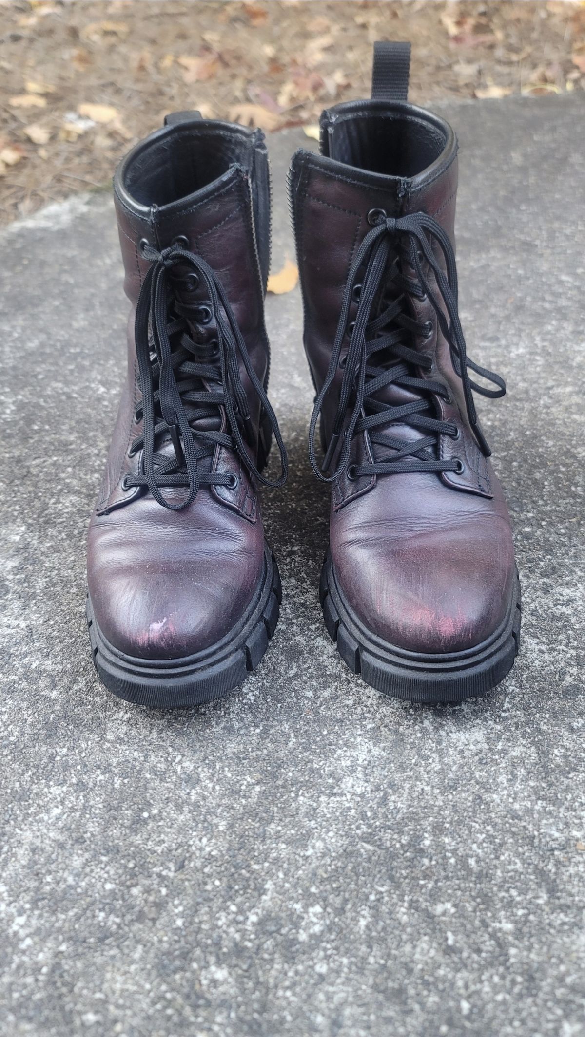 Photo by SIDO on November 2, 2023 of the Thursday Coda in Black Cherry Hand-Finished Full Grain.