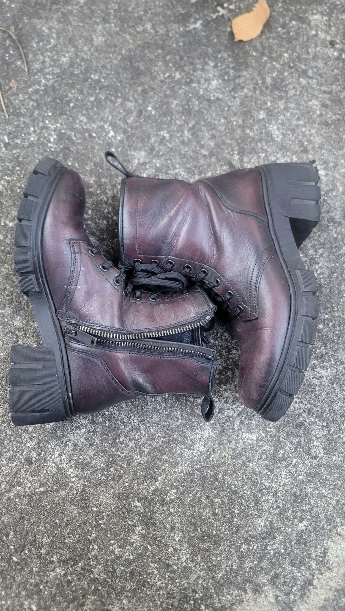 Photo by SIDO on November 2, 2023 of the Thursday Coda in Black Cherry Hand-Finished Full Grain.