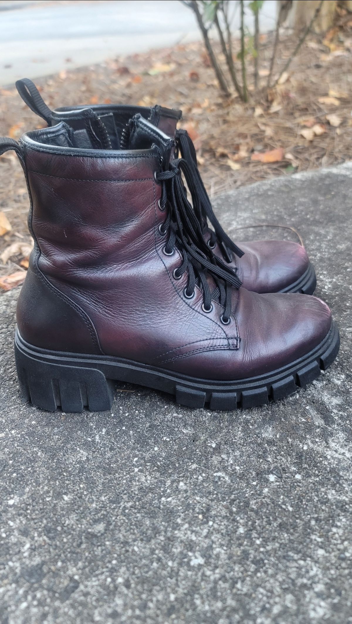 Photo by SIDO on November 2, 2023 of the Thursday Coda in Black Cherry Hand-Finished Full Grain.