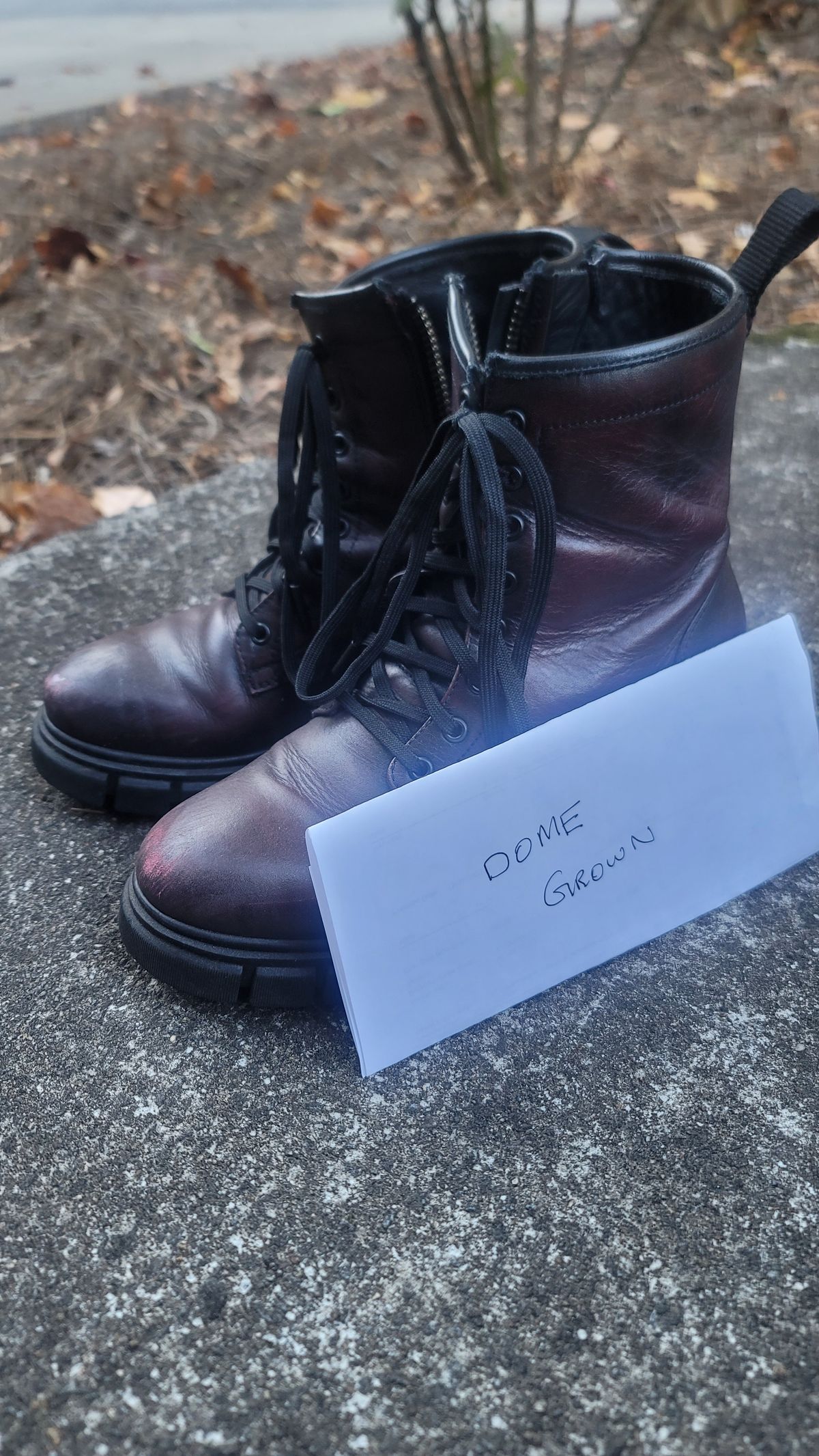 Photo by SIDO on November 2, 2023 of the Thursday Coda in Black Cherry Hand-Finished Full Grain.