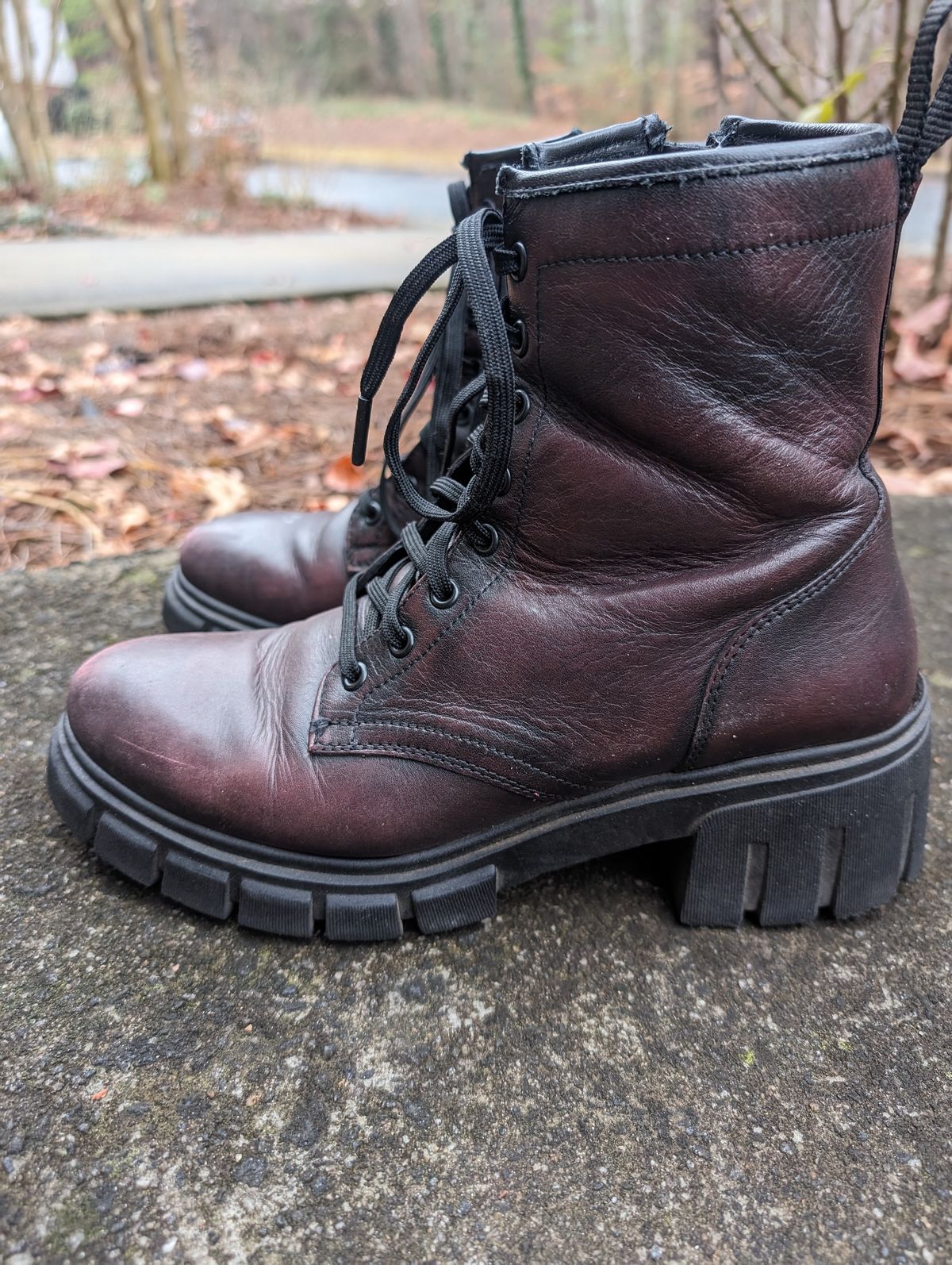 Photo by SIDO on December 1, 2023 of the Thursday Coda in Black Cherry Hand-Finished Full Grain.