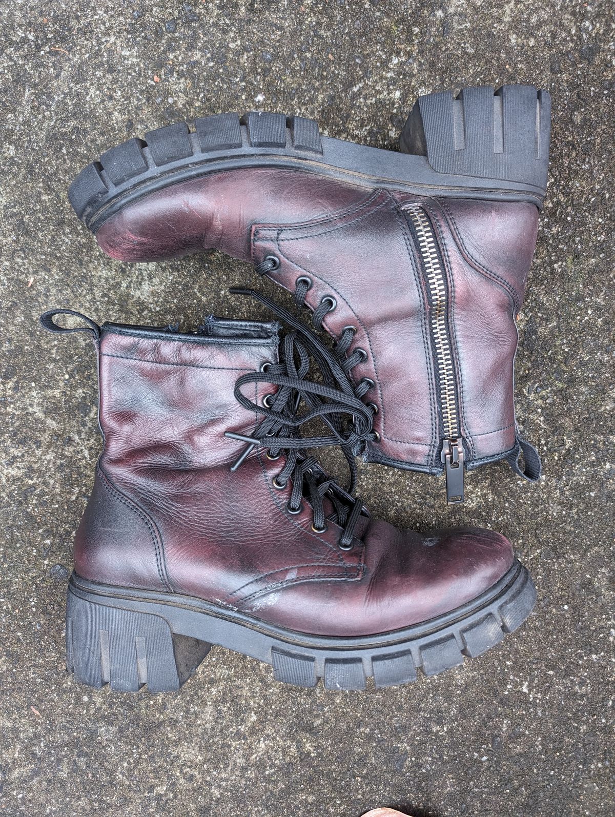 Photo by SIDO on December 1, 2023 of the Thursday Coda in Black Cherry Hand-Finished Full Grain.