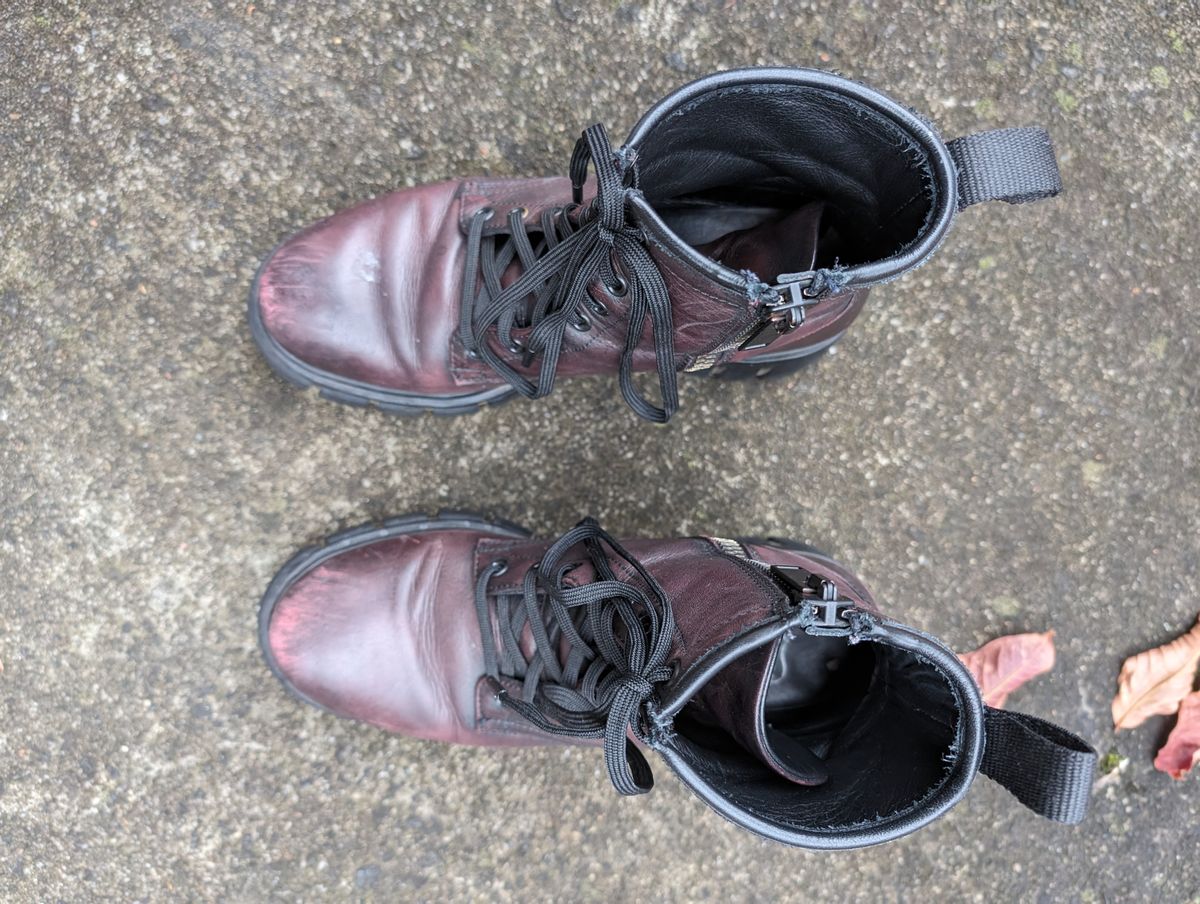Photo by SIDO on December 1, 2023 of the Thursday Coda in Black Cherry Hand-Finished Full Grain.