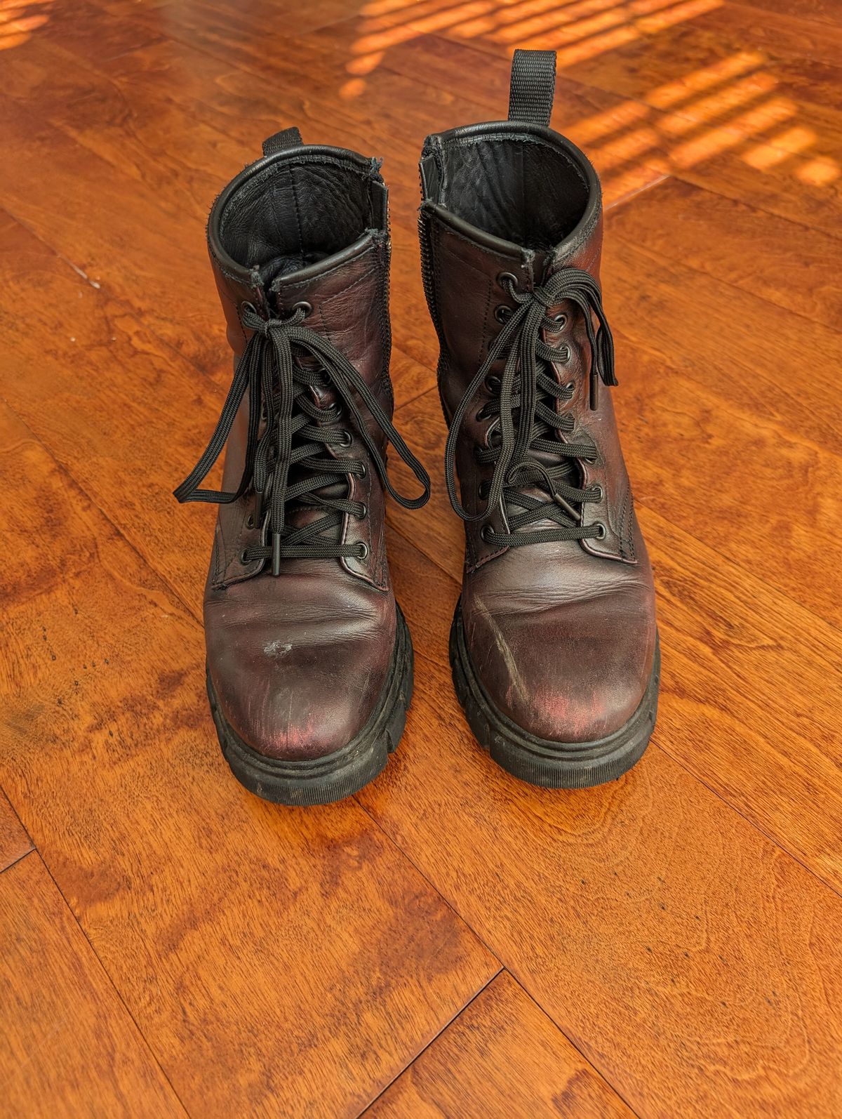 Photo by SIDO on January 2, 2024 of the Thursday Coda in Black Cherry Hand-Finished Full Grain.