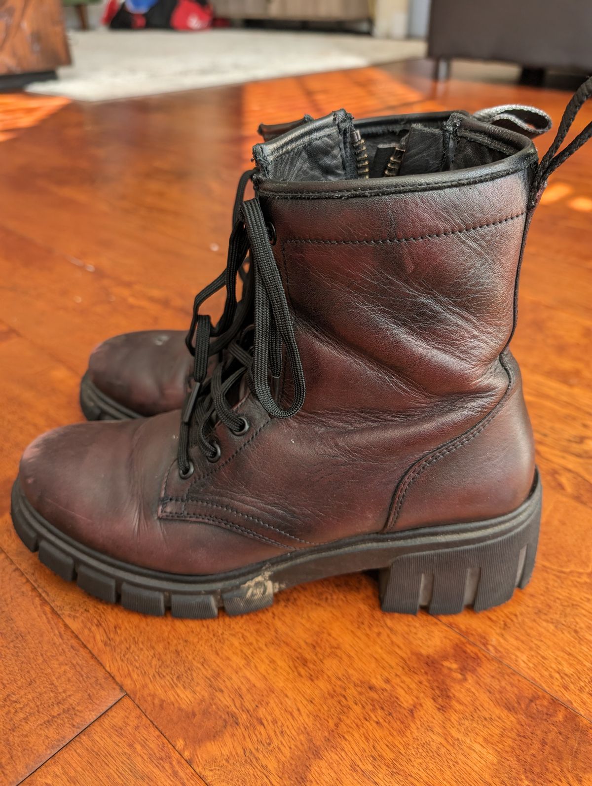 Photo by SIDO on January 2, 2024 of the Thursday Coda in Black Cherry Hand-Finished Full Grain.