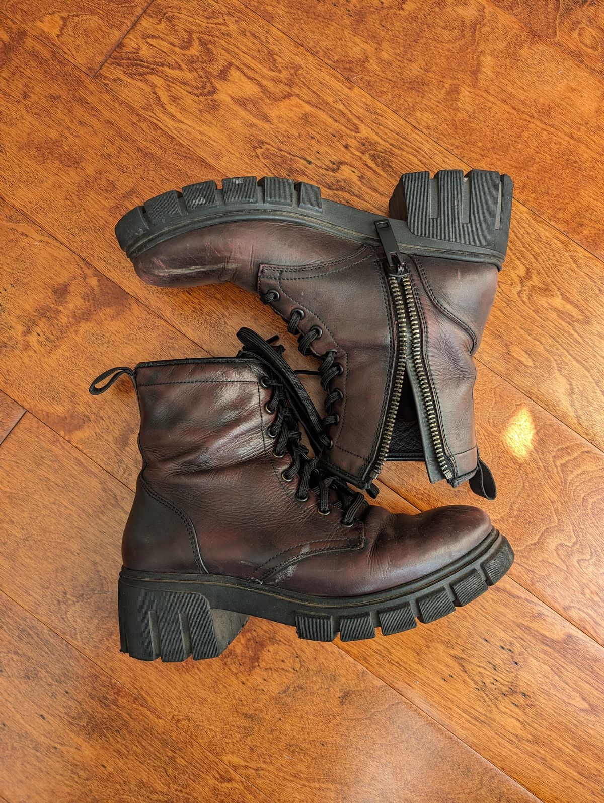 Photo by SIDO on January 2, 2024 of the Thursday Coda in Black Cherry Hand-Finished Full Grain.