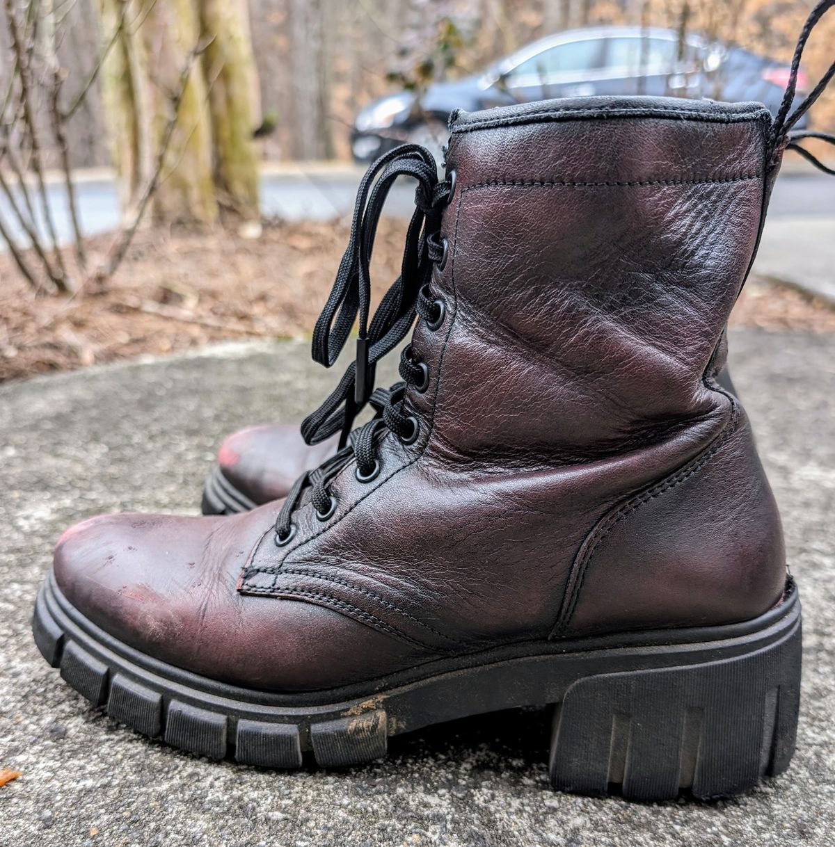 Photo by SIDO on February 4, 2024 of the Thursday Coda in Black Cherry Hand-Finished Full Grain.