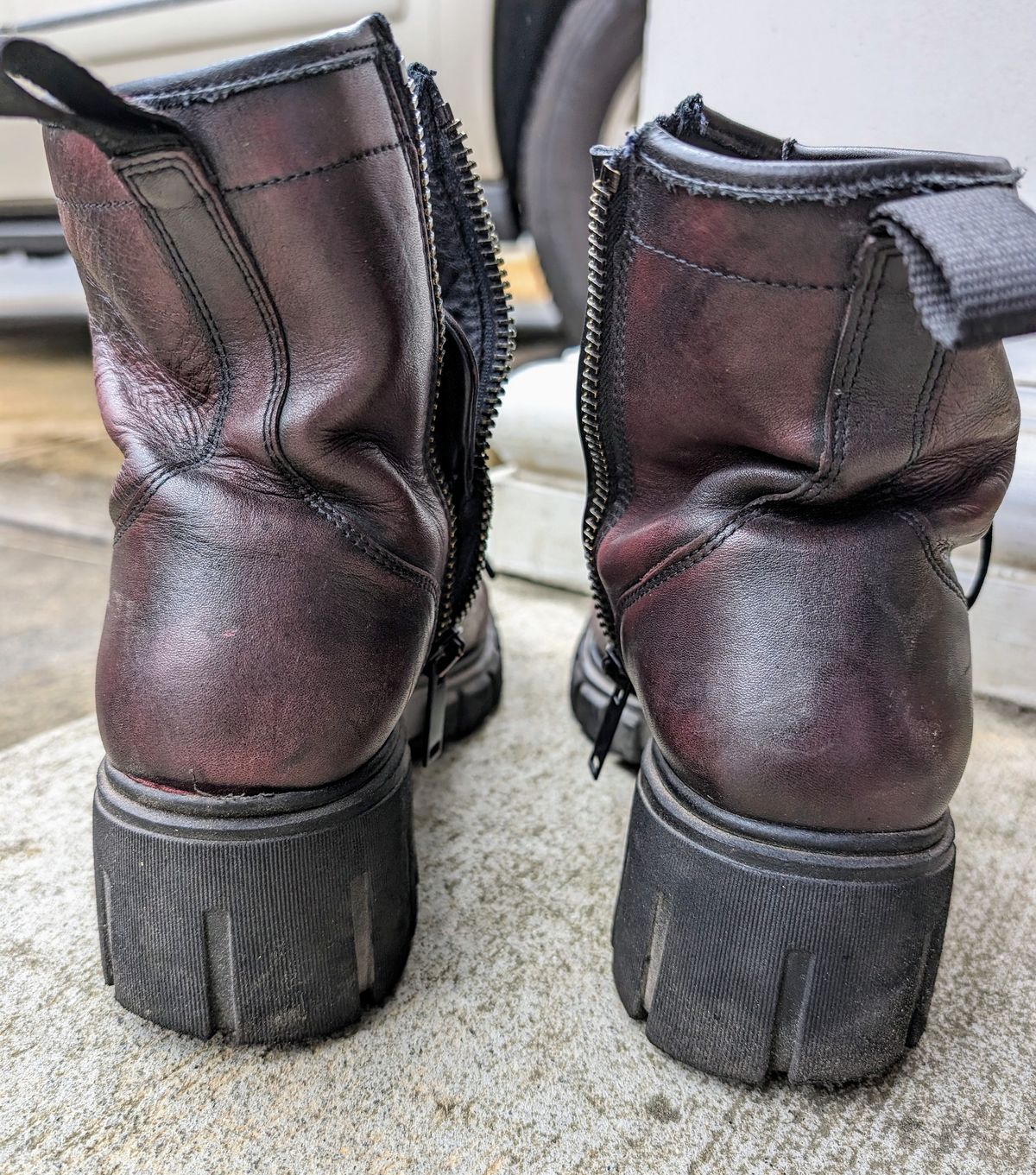 Photo by SIDO on March 5, 2024 of the Thursday Coda in Black Cherry Hand-Finished Full Grain.