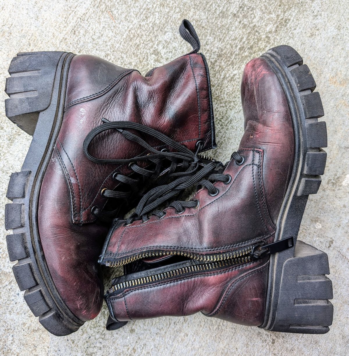 Photo by SIDO on March 5, 2024 of the Thursday Coda in Black Cherry Hand-Finished Full Grain.