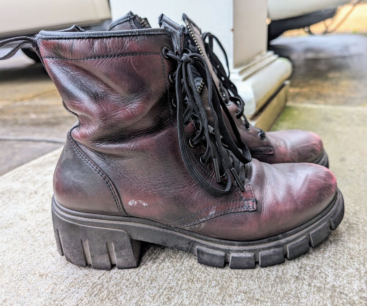 Photo by SIDO on March 5, 2024 of the Thursday Coda in Black Cherry Hand-Finished Full Grain.