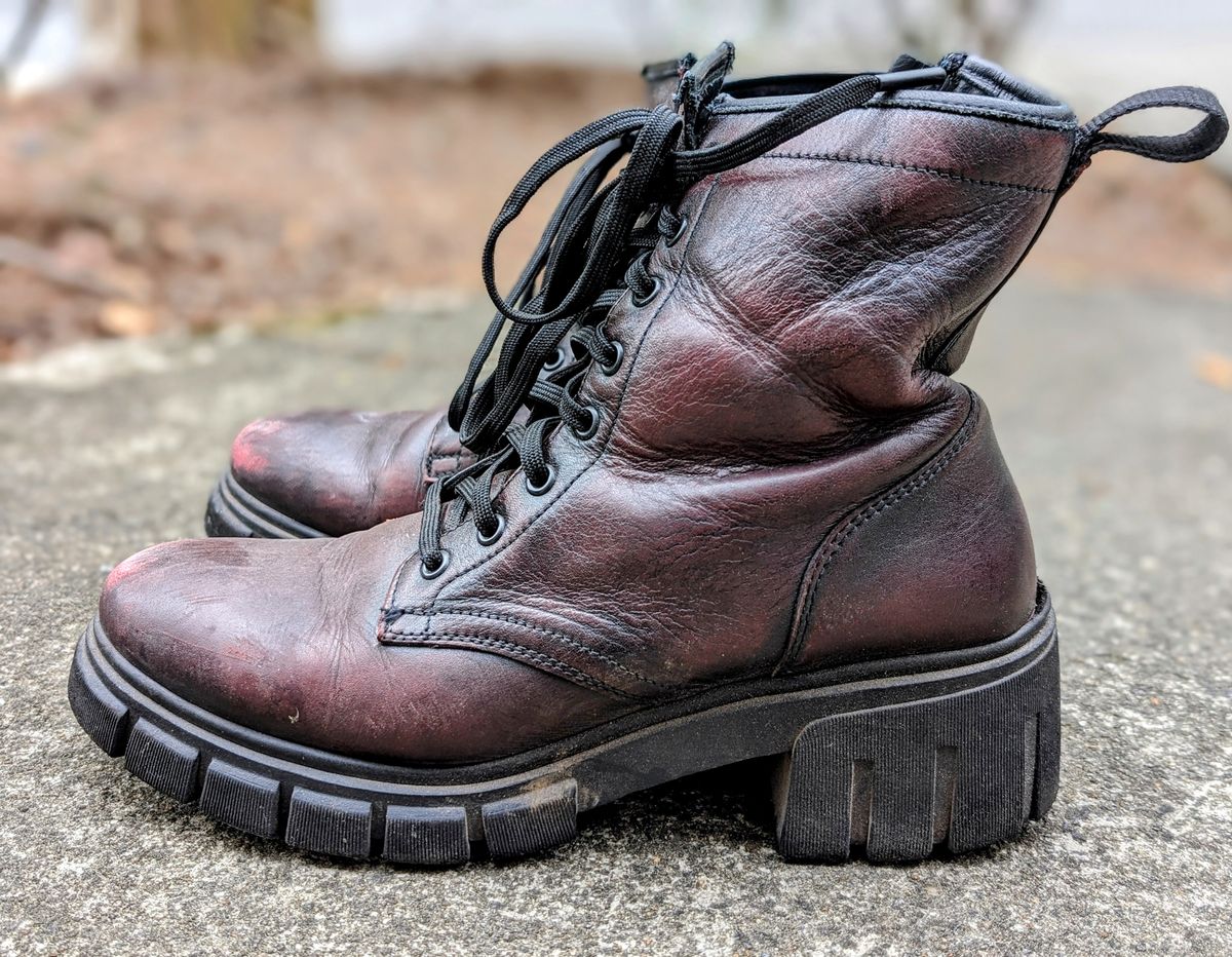 Photo by SIDO on April 1, 2024 of the Thursday Coda in Black Cherry Hand-Finished Full Grain.