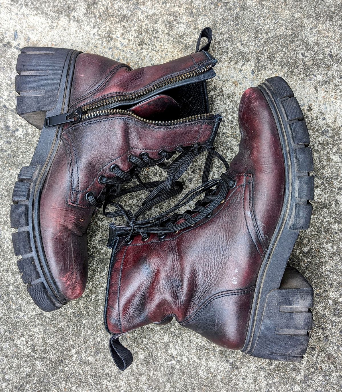 Photo by SIDO on April 1, 2024 of the Thursday Coda in Black Cherry Hand-Finished Full Grain.