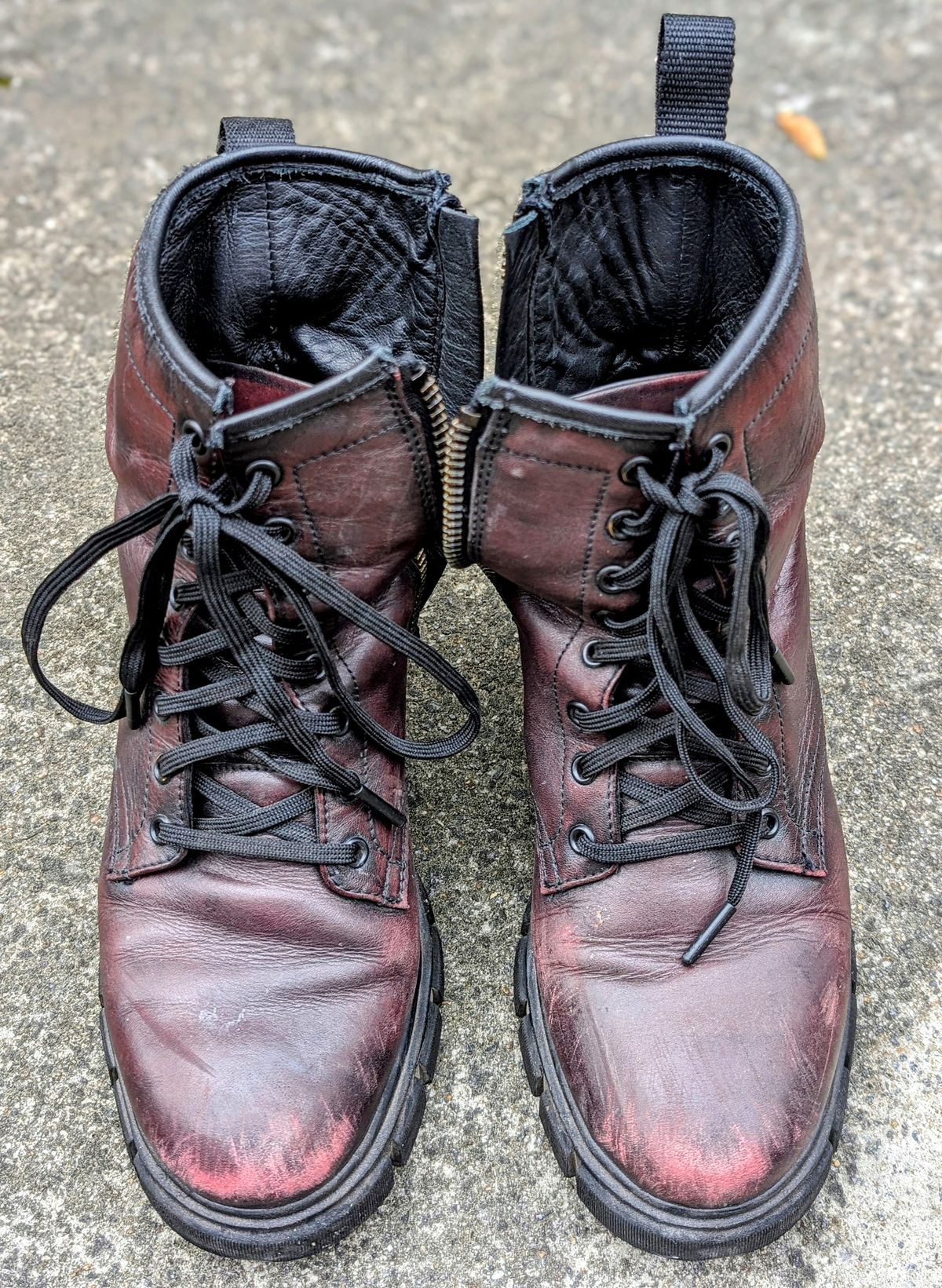 Photo by SIDO on April 1, 2024 of the Thursday Coda in Black Cherry Hand-Finished Full Grain.