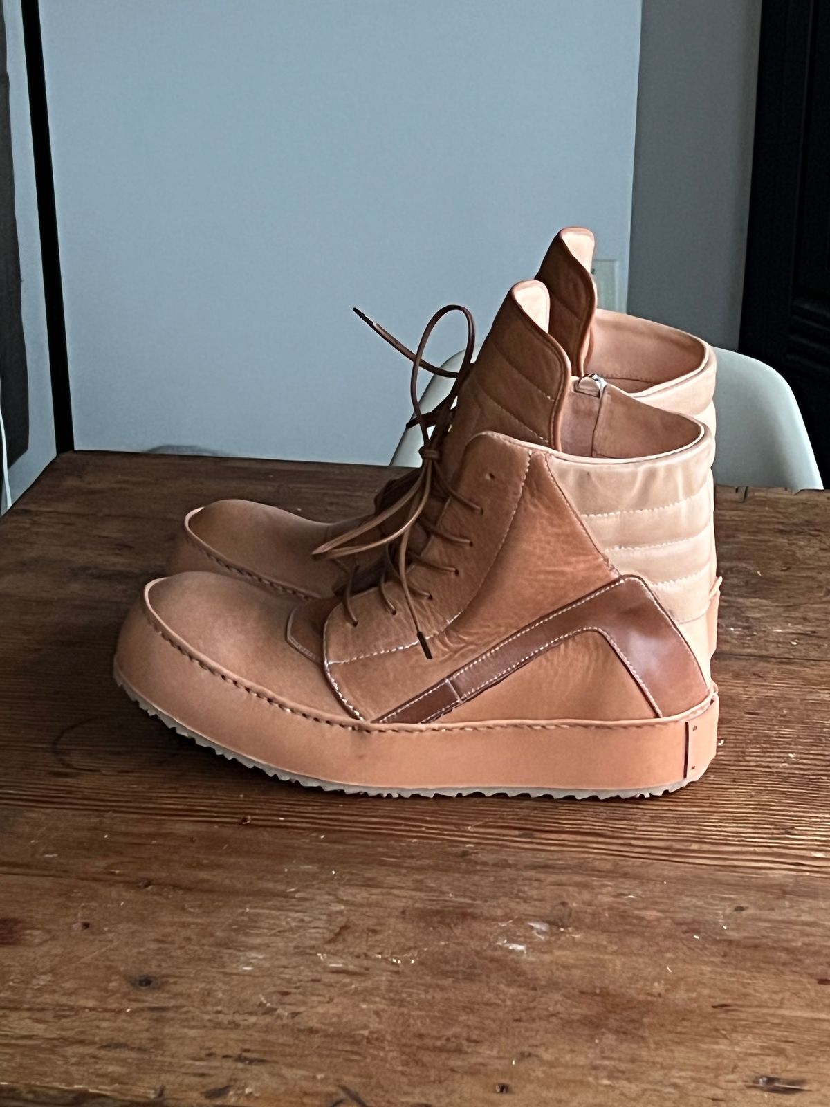 Photo by Tillman on November 4, 2024 of the Self-Made Geobasket in Horween Natural Essex & Horween Unglazed Natural Shell Cordovan.